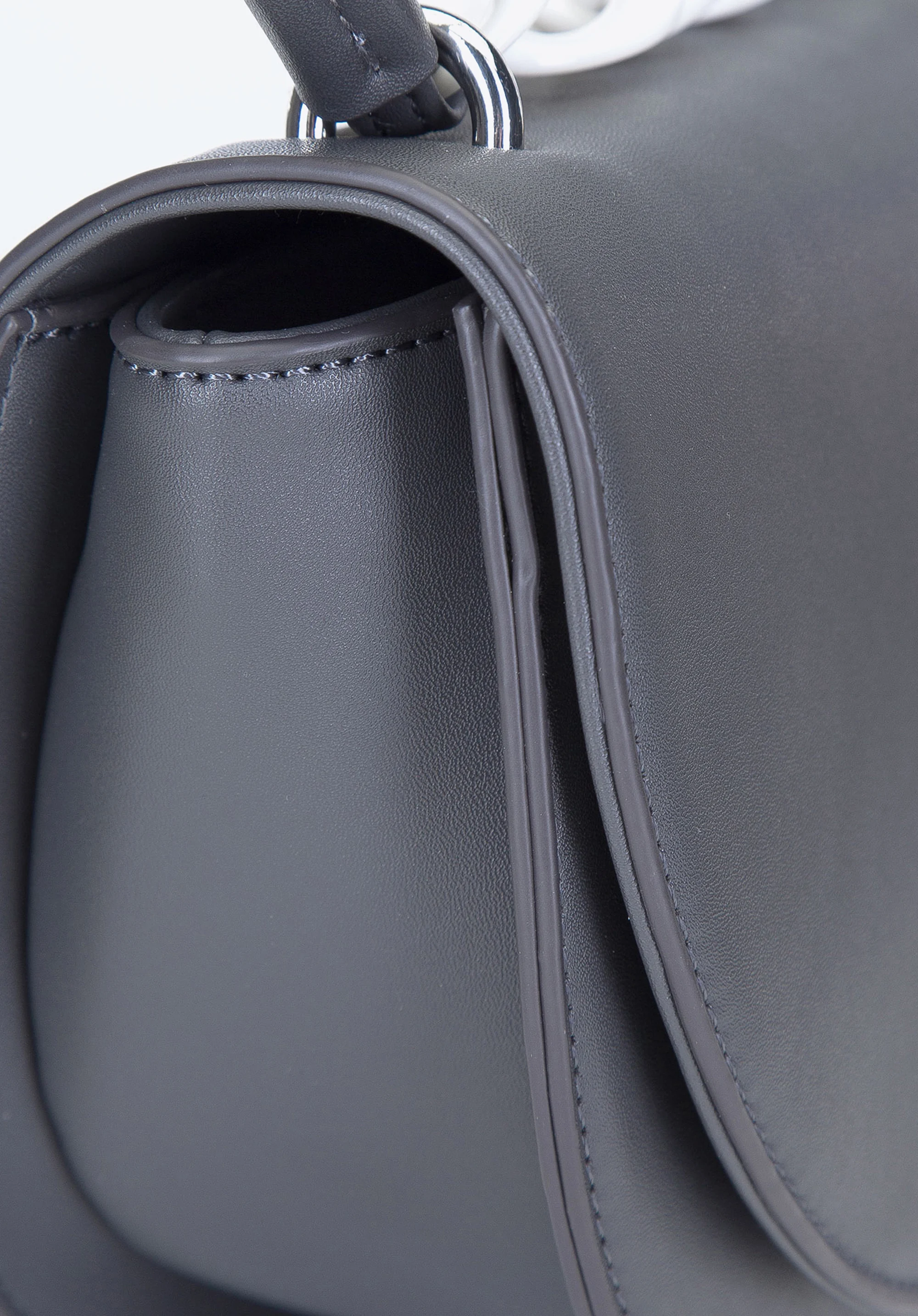 Damska listonoszka półokrągła z grubym łańcuchem