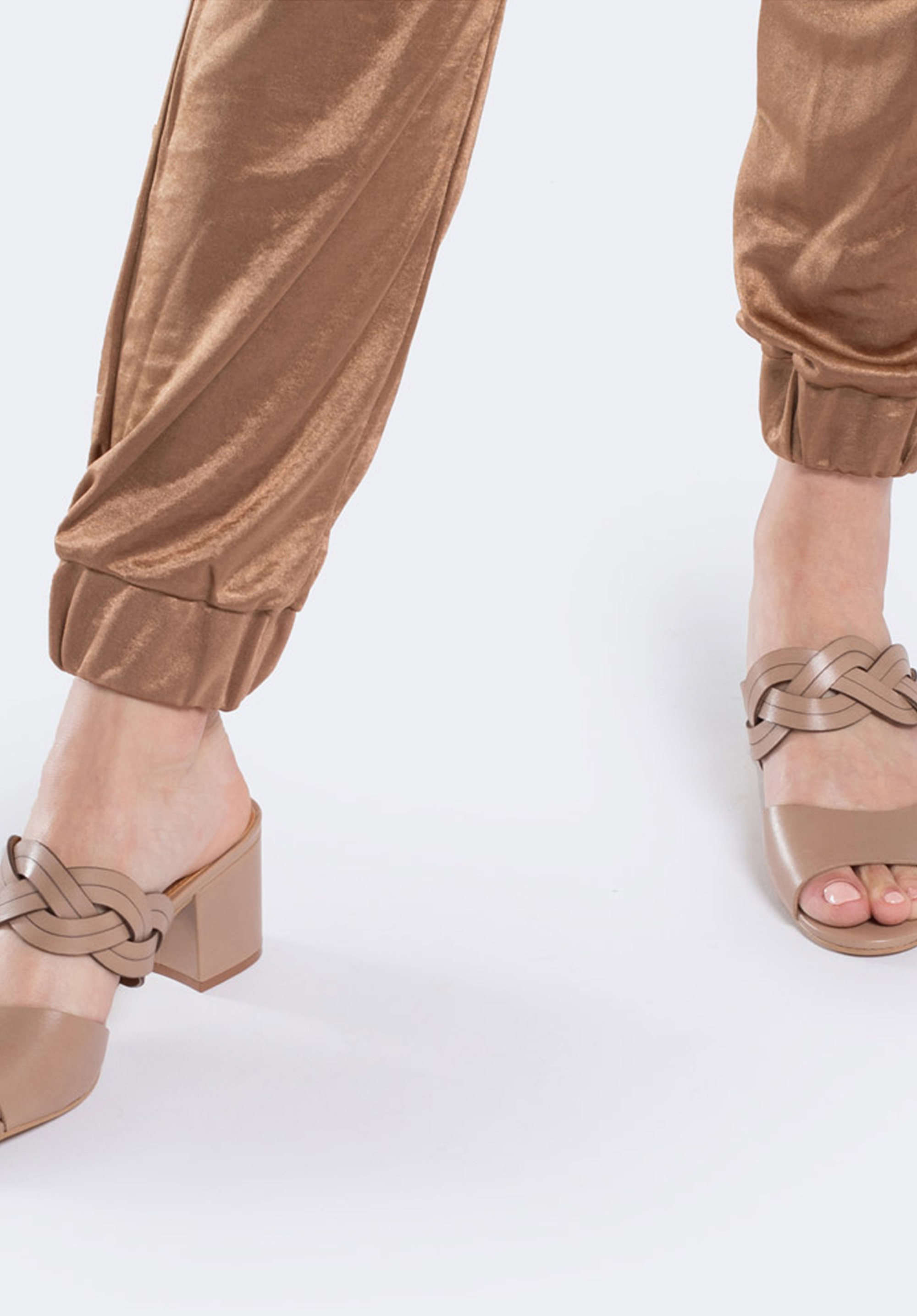 Damskie klapki skórzane przeplatane w warkocz