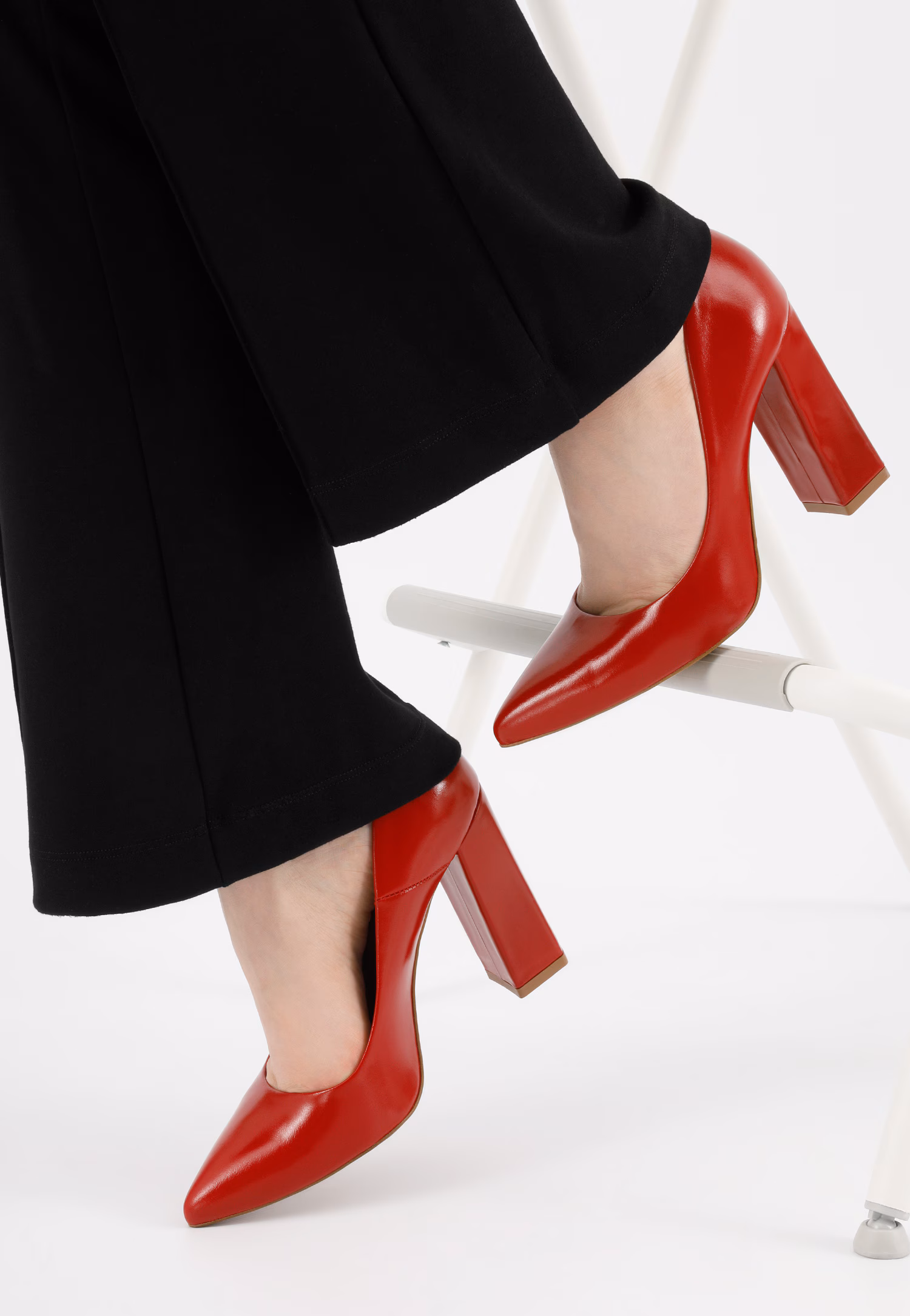 Czarne czółenka damskie na wysokim słupku