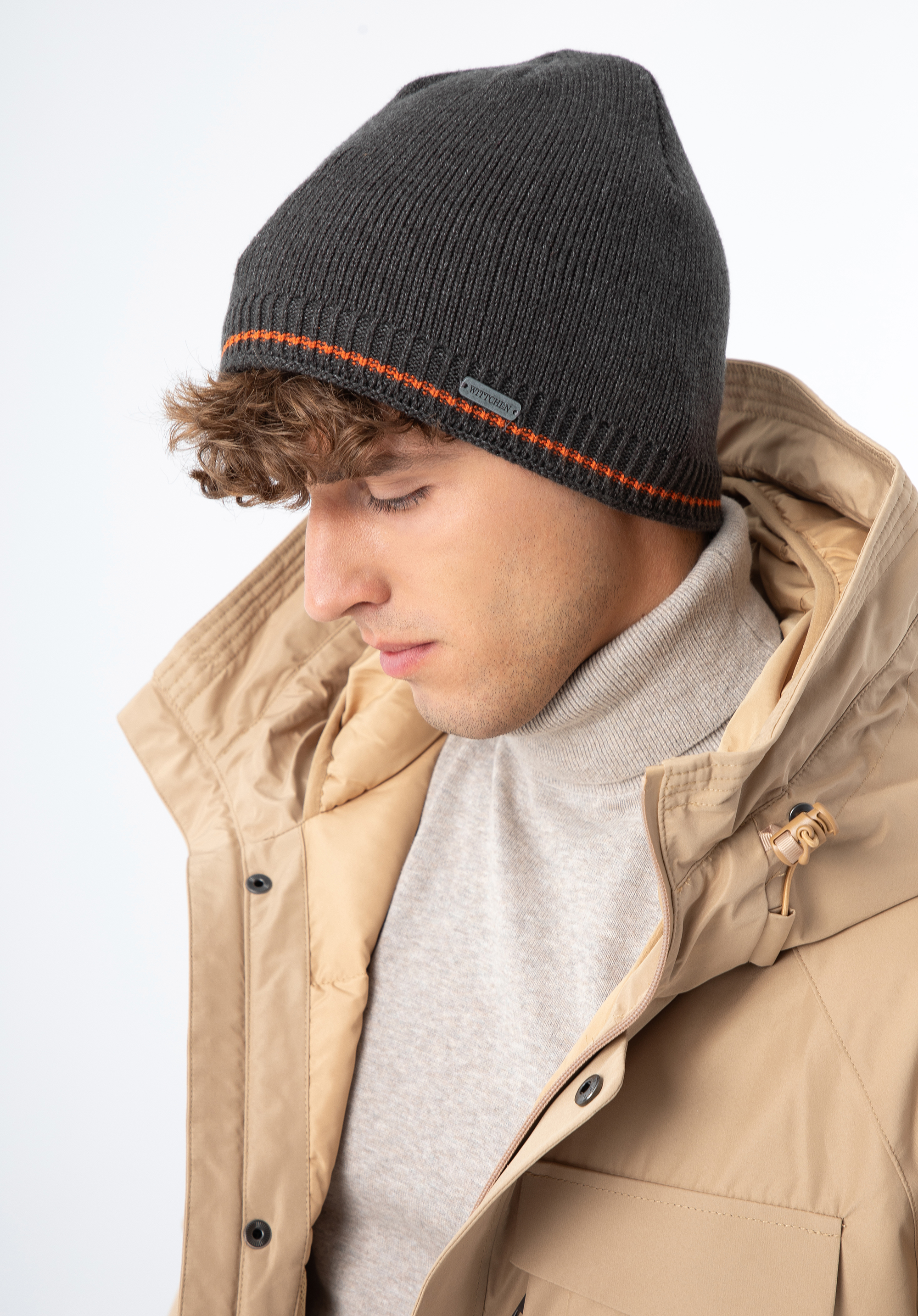 Męska czapka z kolorowym paskiem