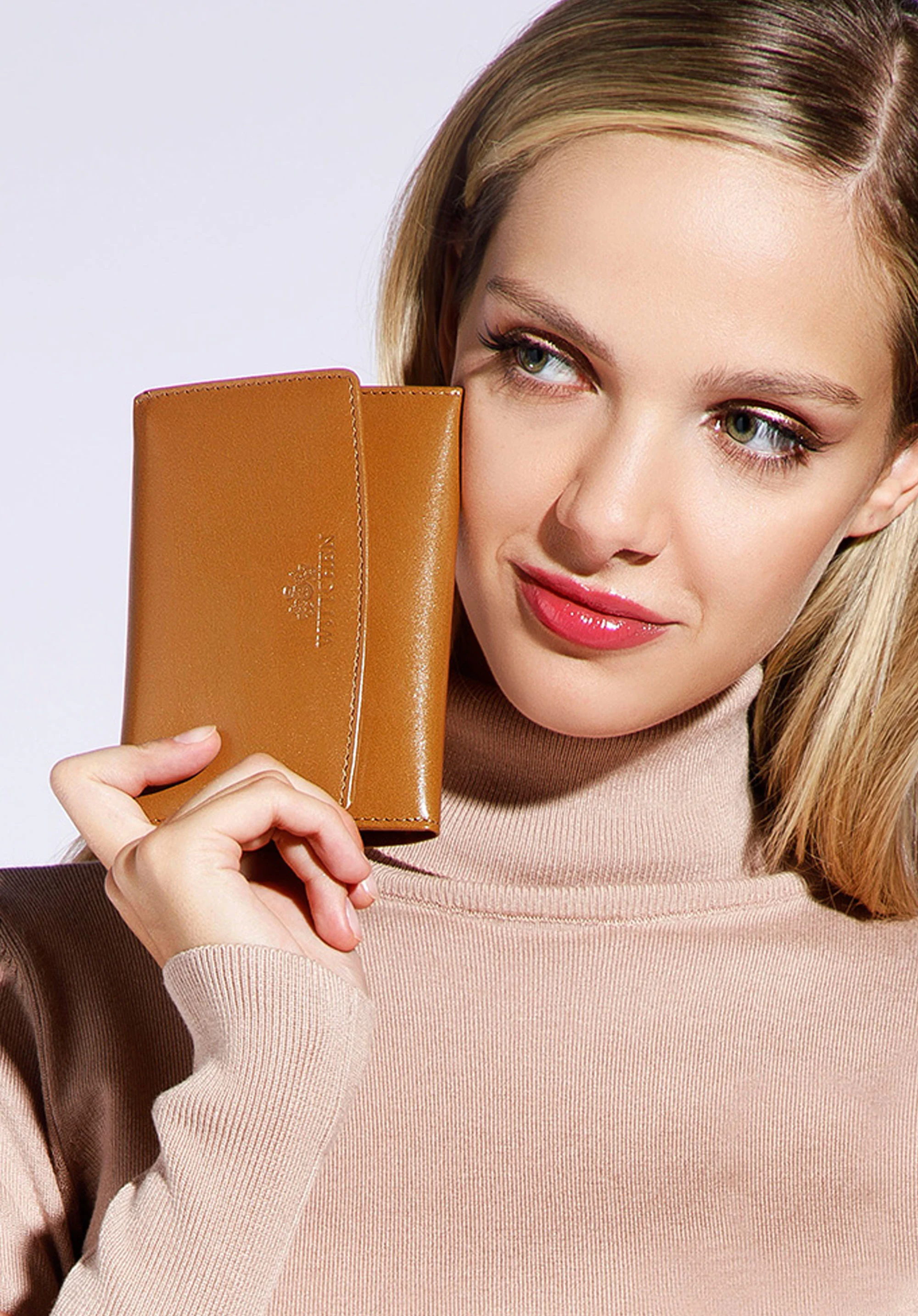 Damski portfel z gładkiej skóry na zatrzask średni