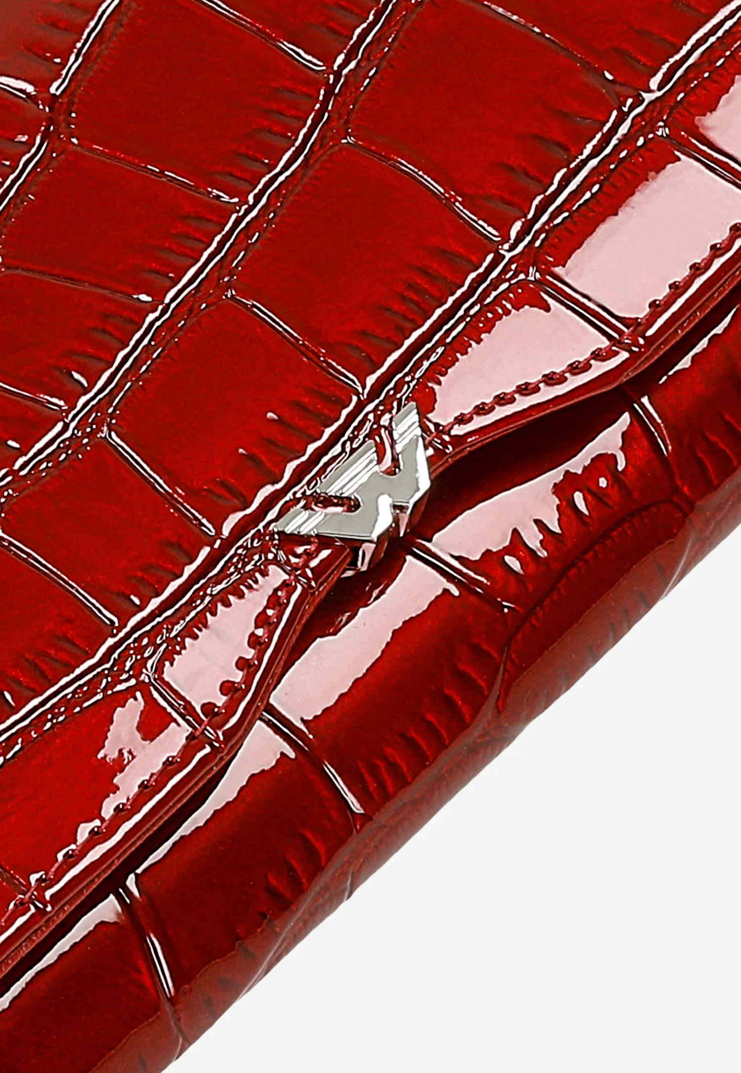 Duży czerwony portfel z lakierowanej skóry z lekko metalicznym połyskiem