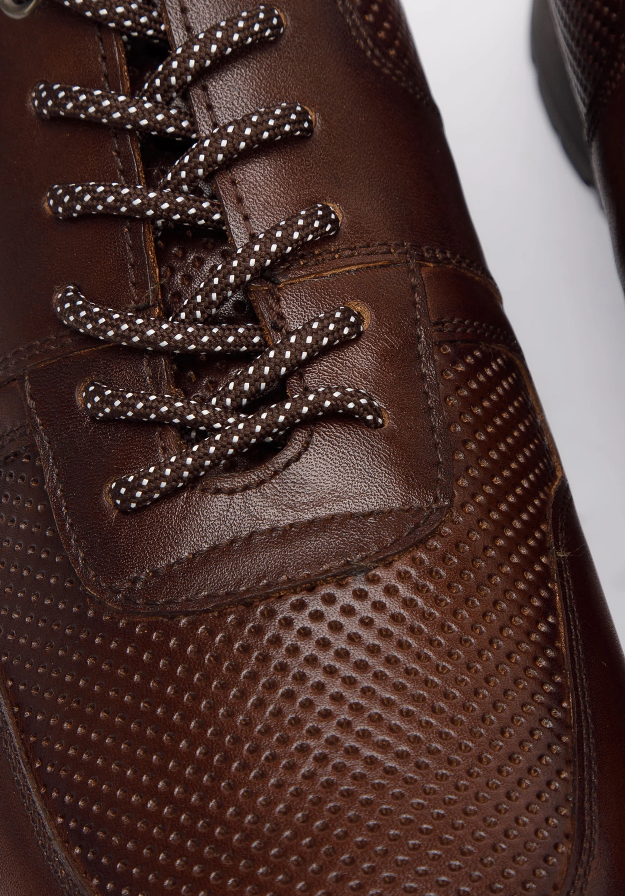 Męskie sneakersy skórzane perforowane