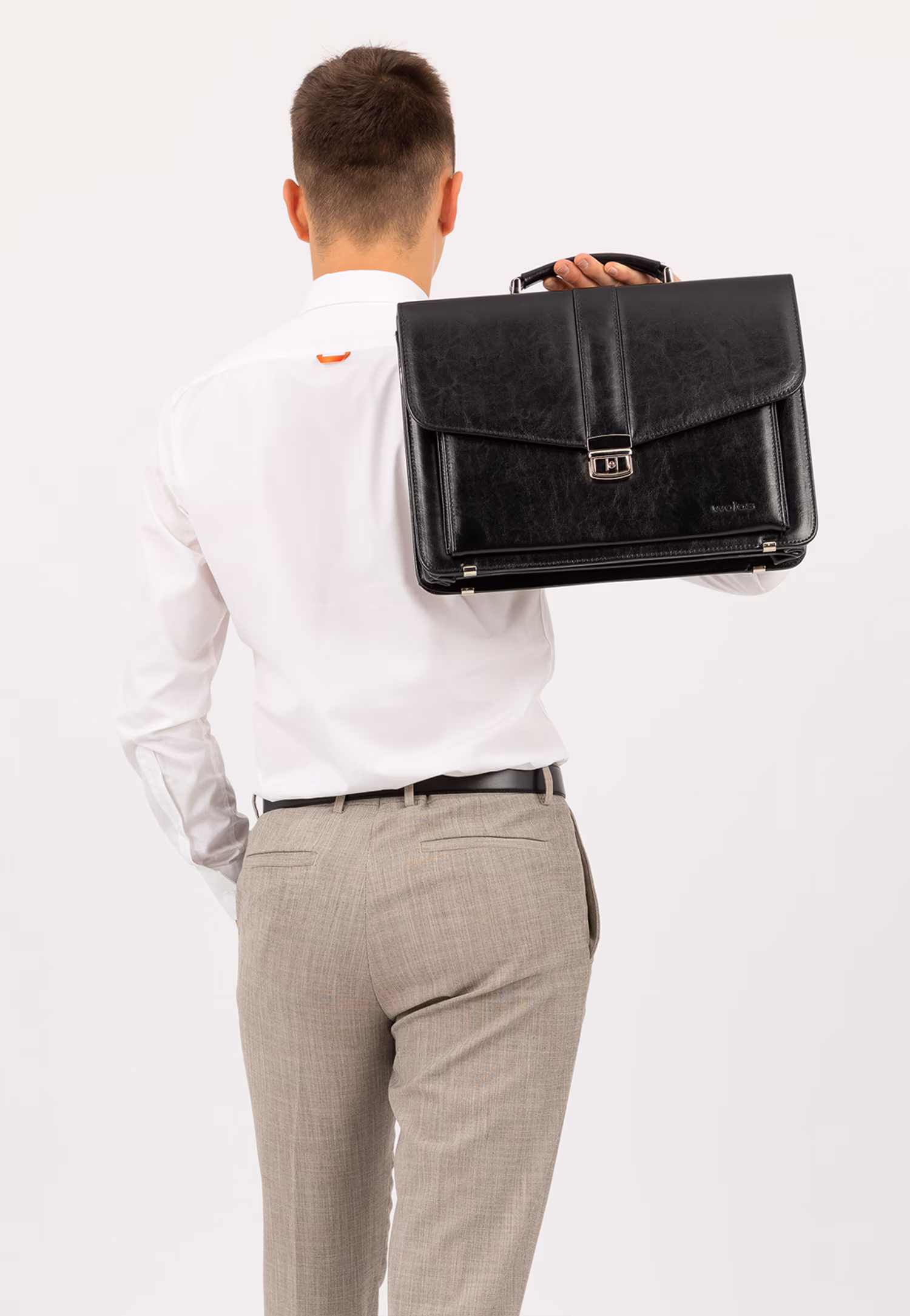 Czarna teczka z dwoiny foliowanej