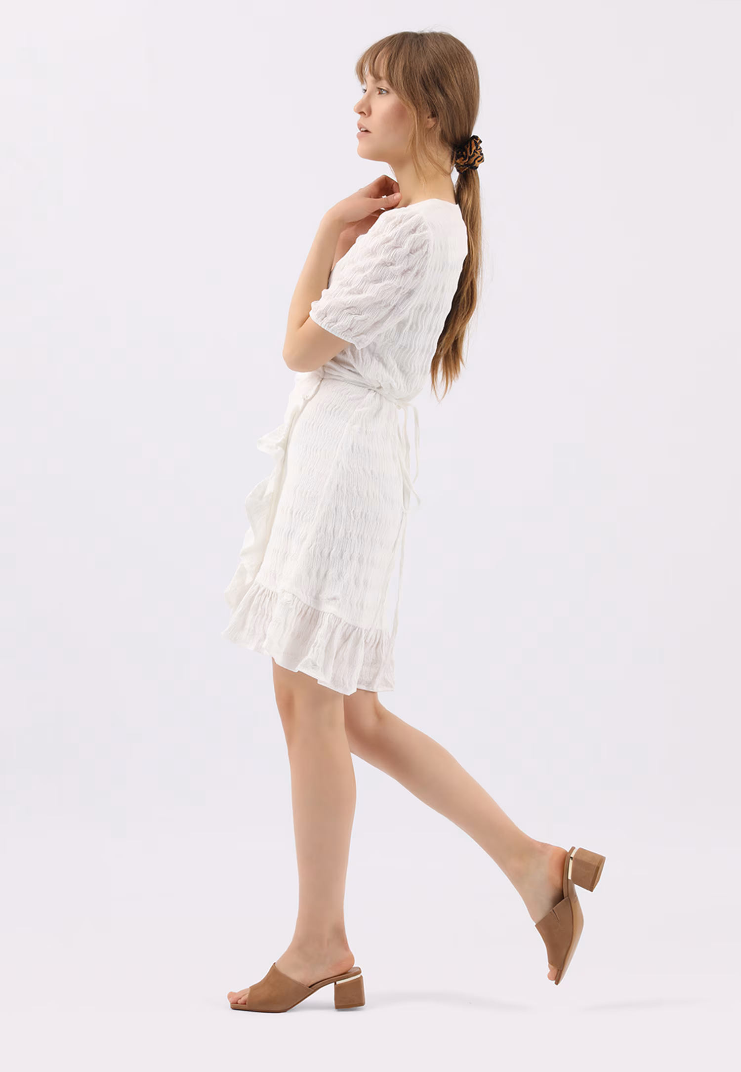 Oryginalne beżowe klapki damskie na obcasie