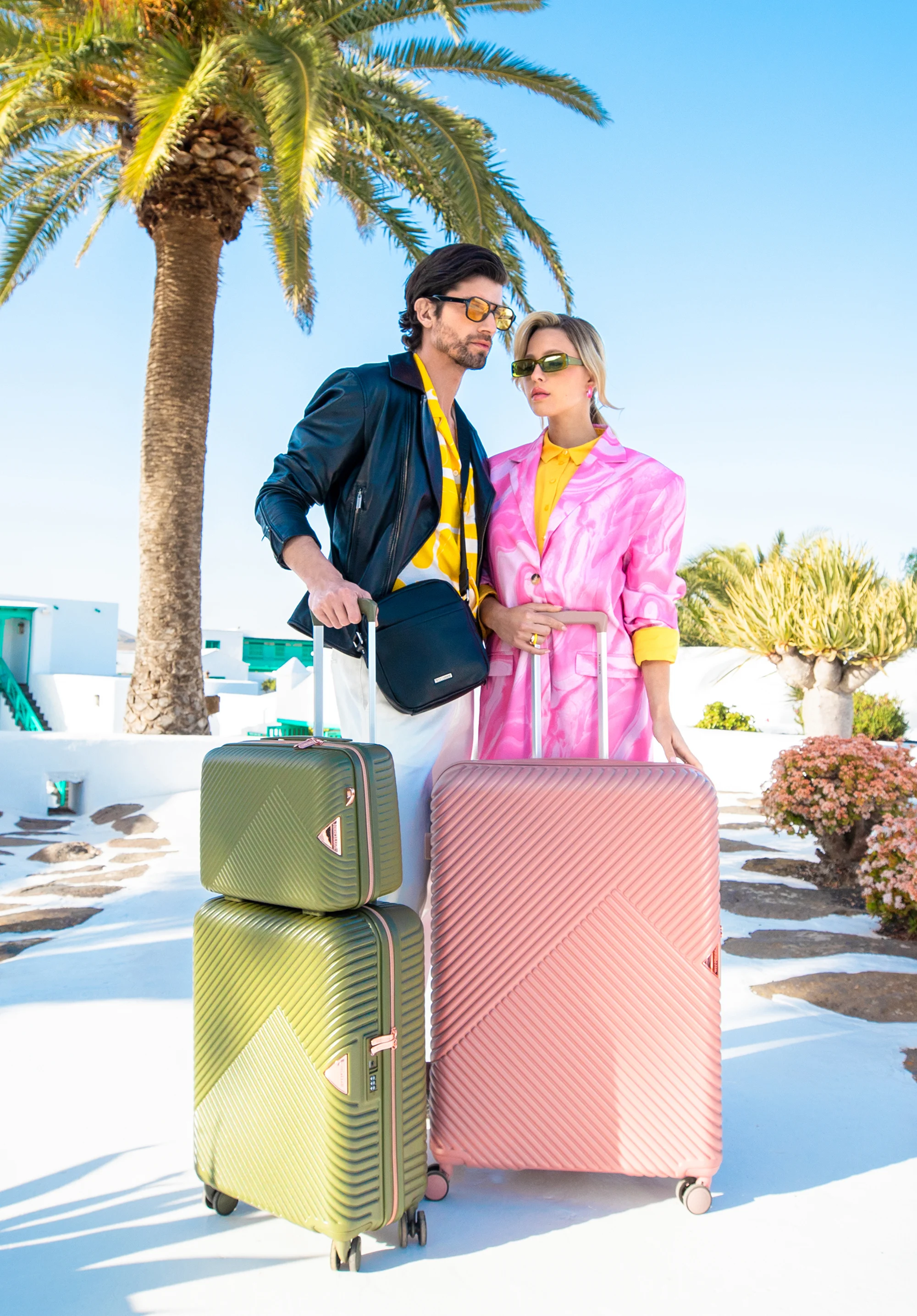 Walizka kabinowa z polikarbonu w paseczki