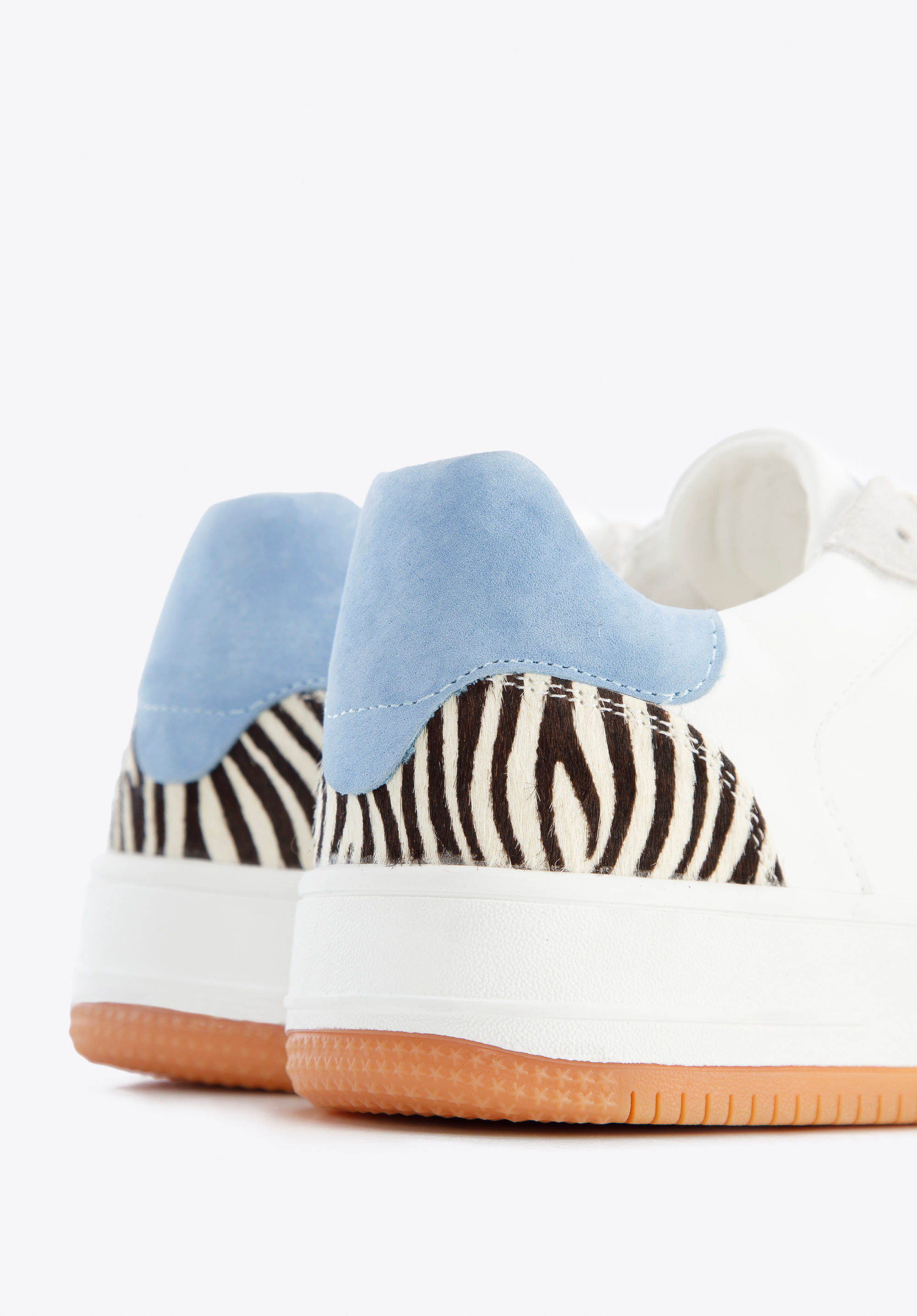 Damskie sneakersy skórzane ze wstawką z motywem zwierzęcym