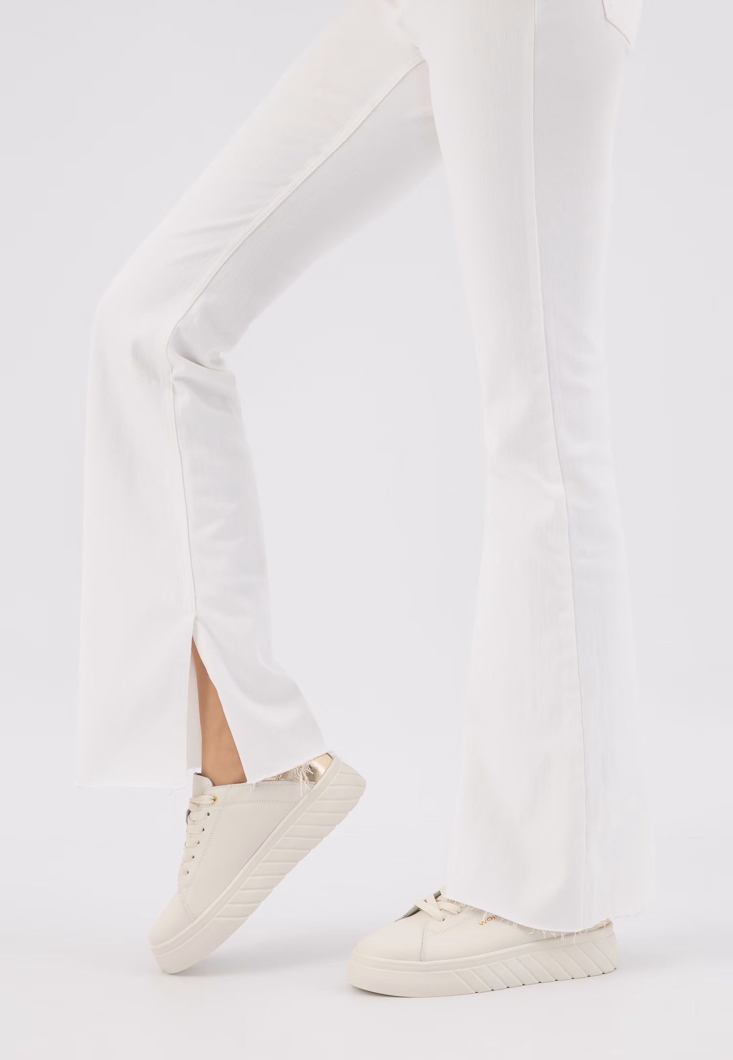 Jasnobeżowe trampki ze złotymi elementami