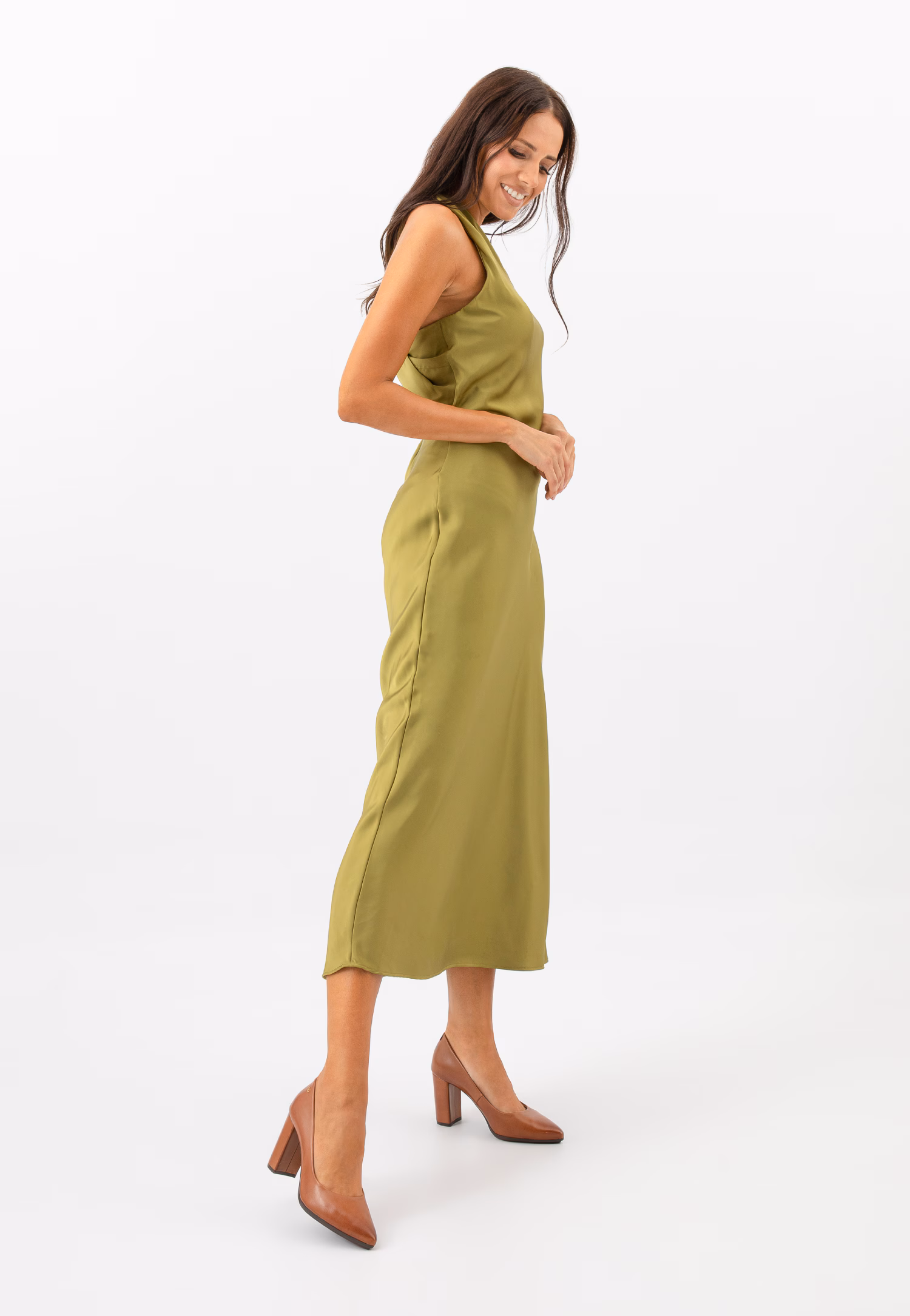 Czarne czółenka na słupku