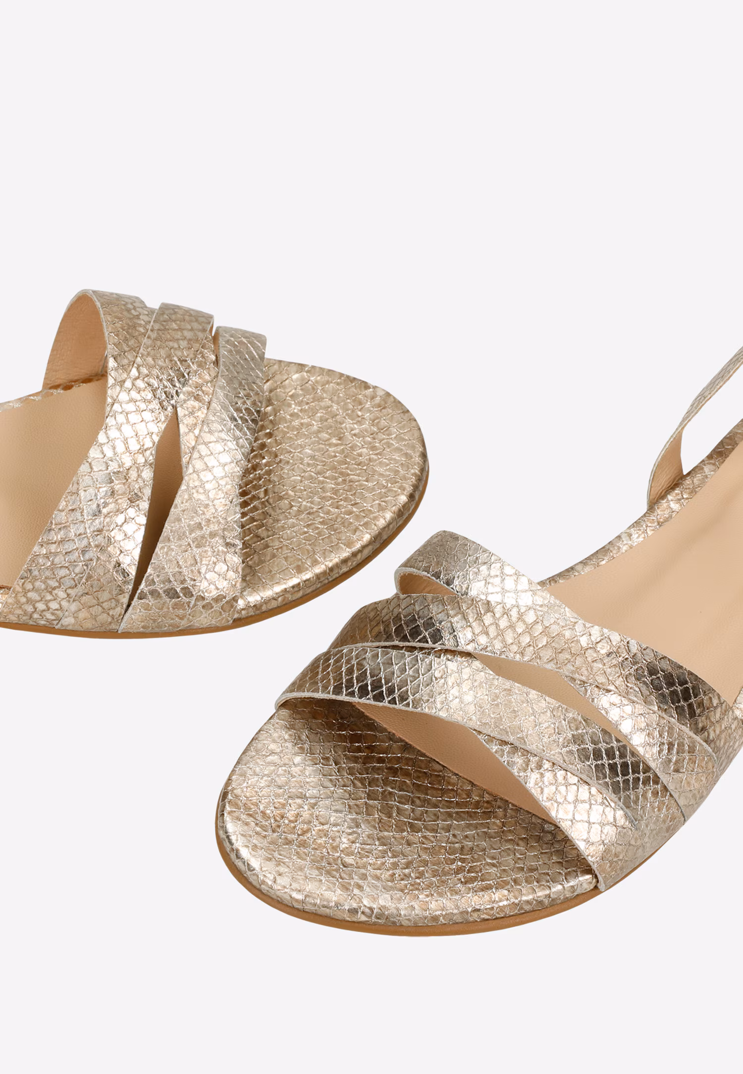 Złote sandały damskie z tłoczonym wzorem