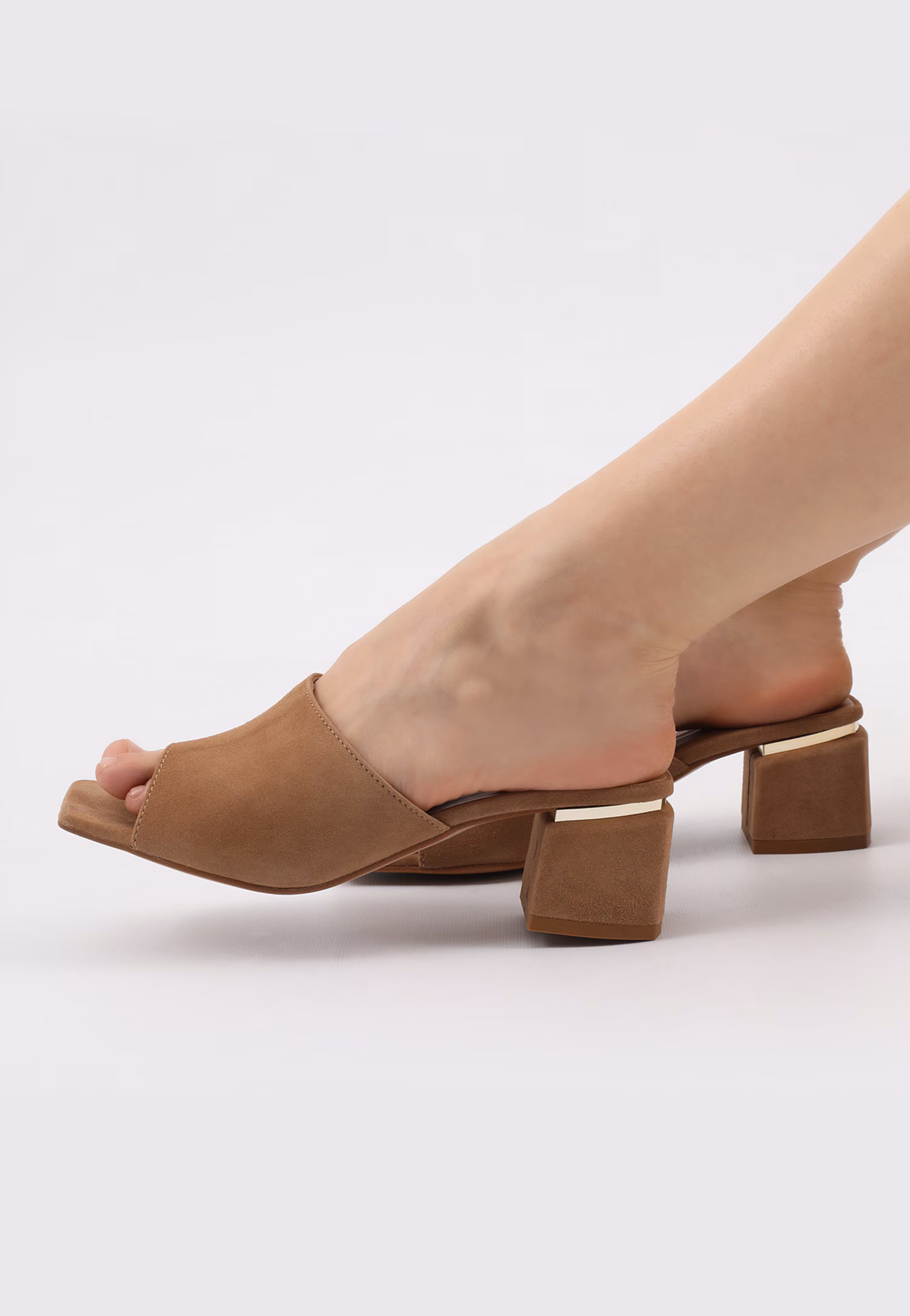 Oryginalne beżowe klapki damskie na obcasie