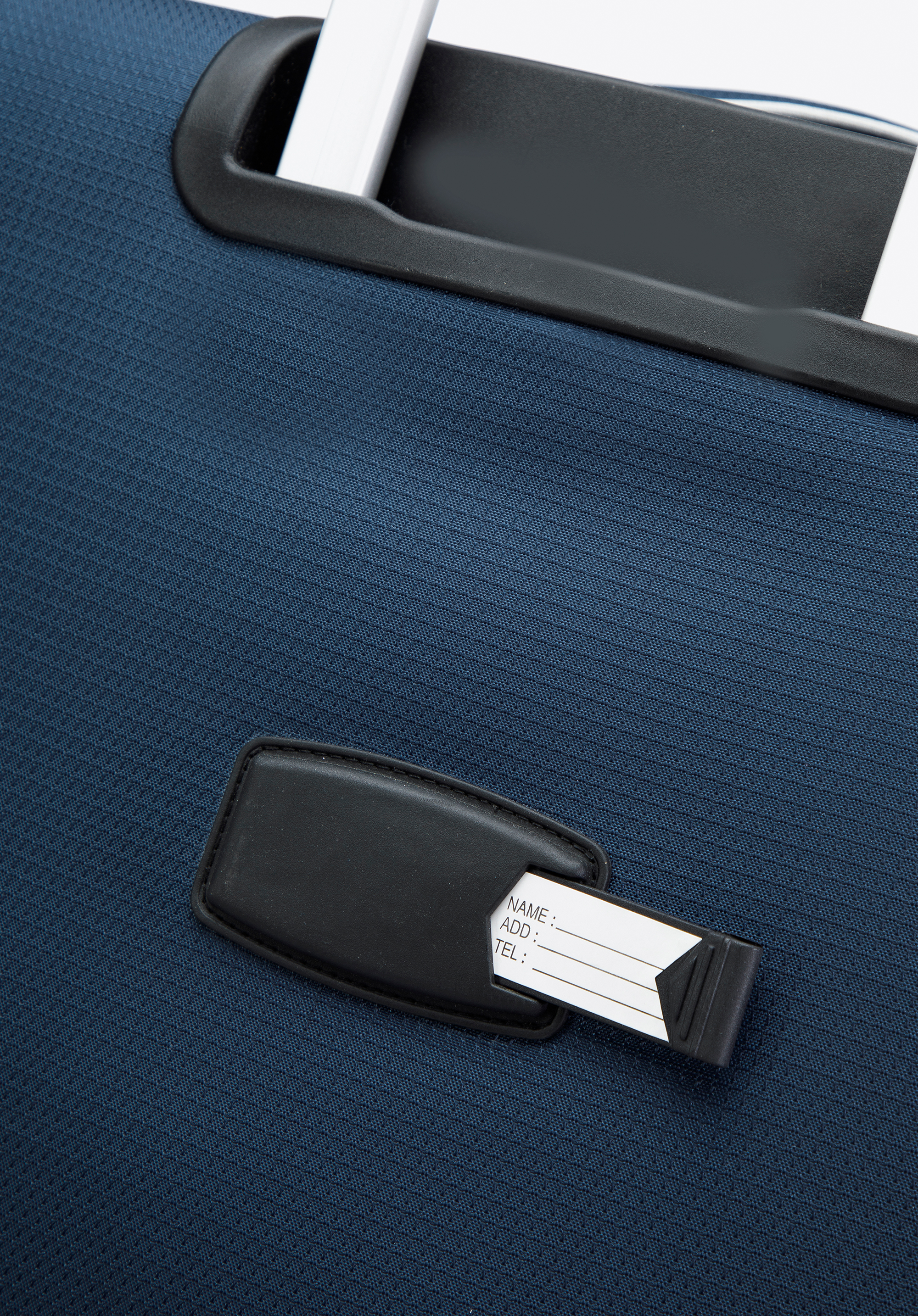 Średnia walizka miękka z błyszczącym suwakiem z przodu