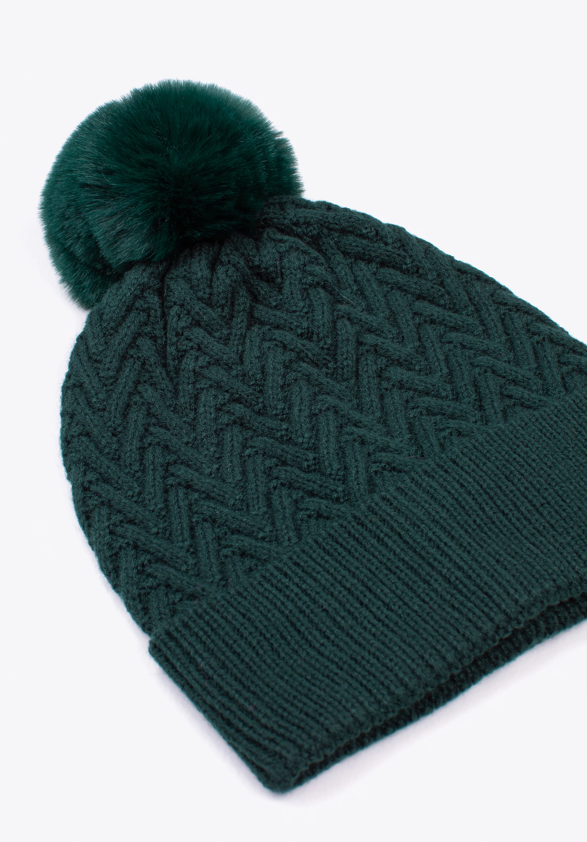 Damska czapka o splocie w jodełkę