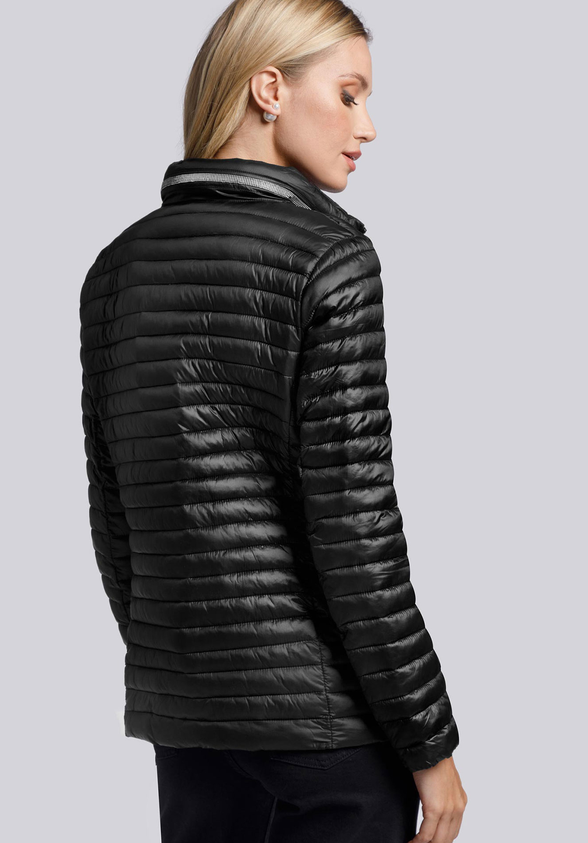 Damska kurtka pikowana z ozdobną stójką