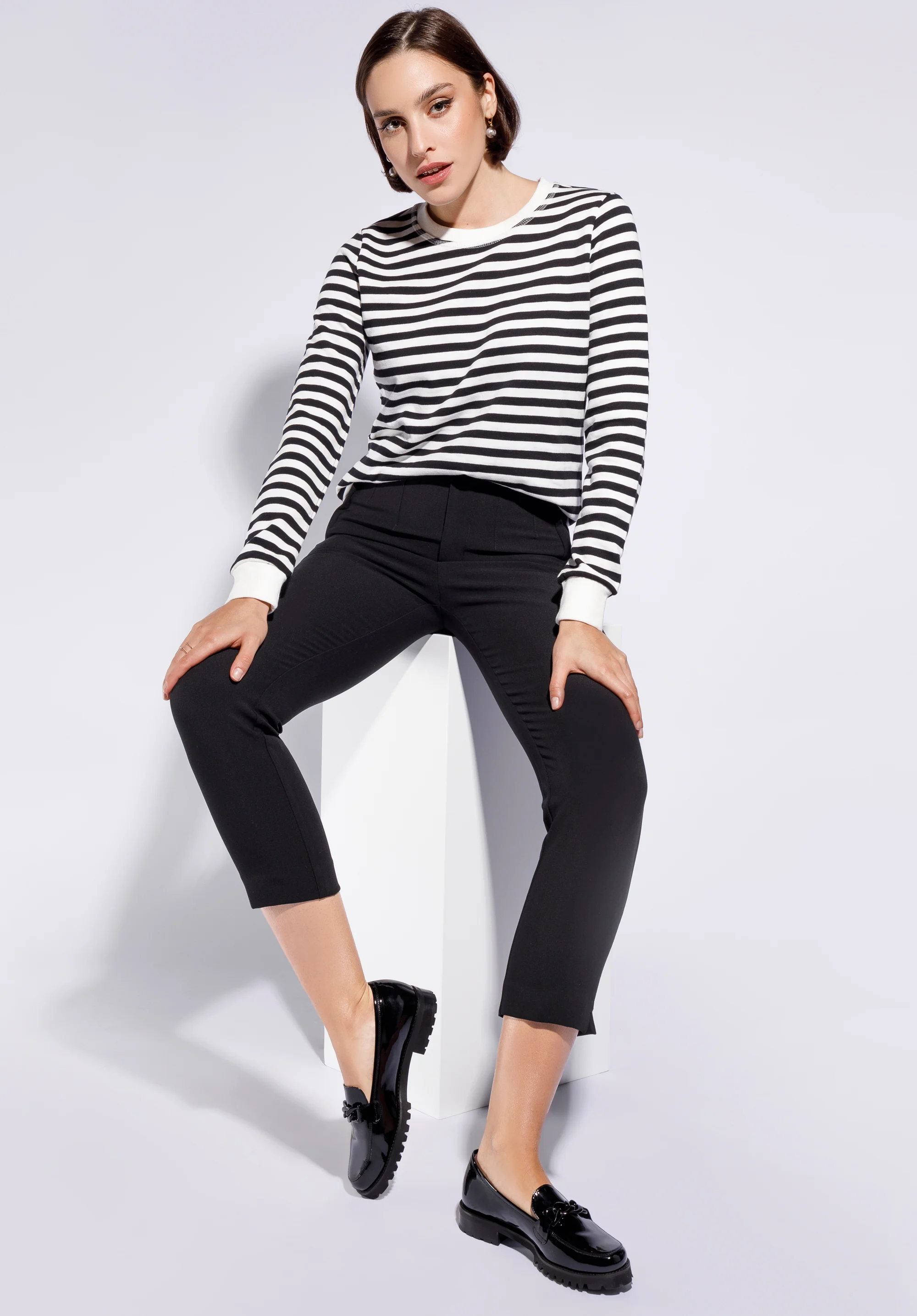 Damskie lakierowane mokasyny z łańcuchem