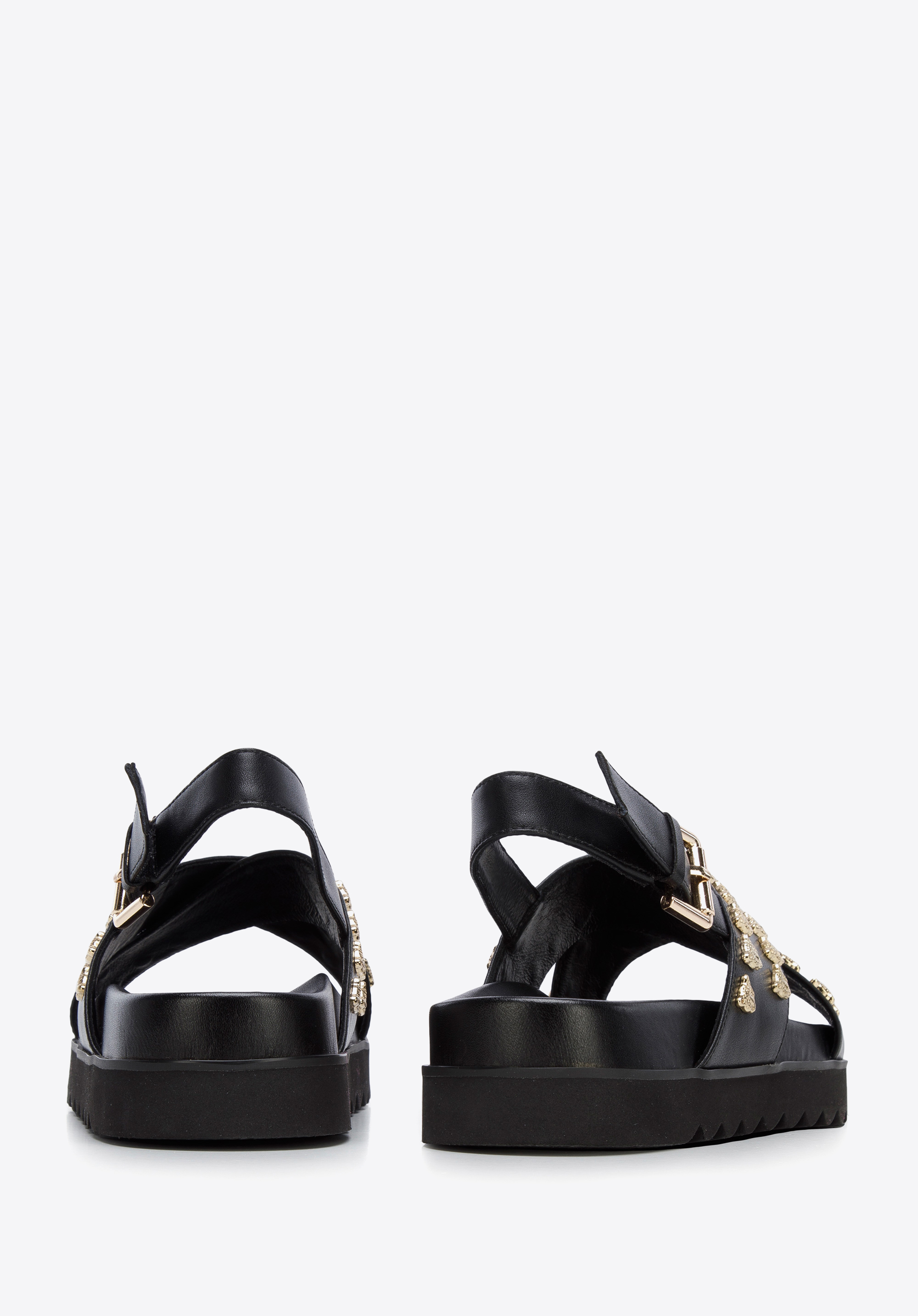 Damskie sandały skórzane z ozdobnymi nitami na platformie