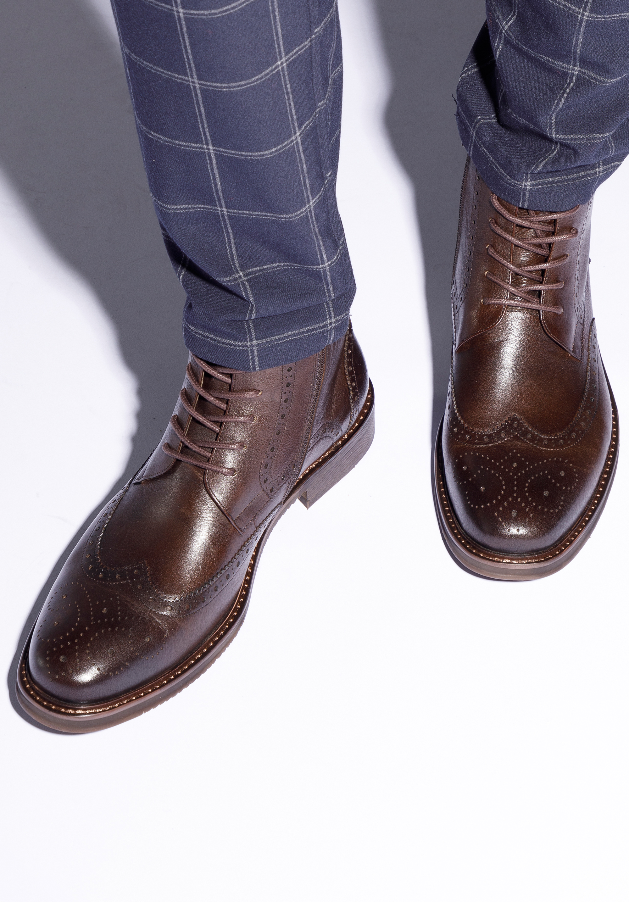 Męskie trzewiki skórzane z dziurkowaniem wysokie