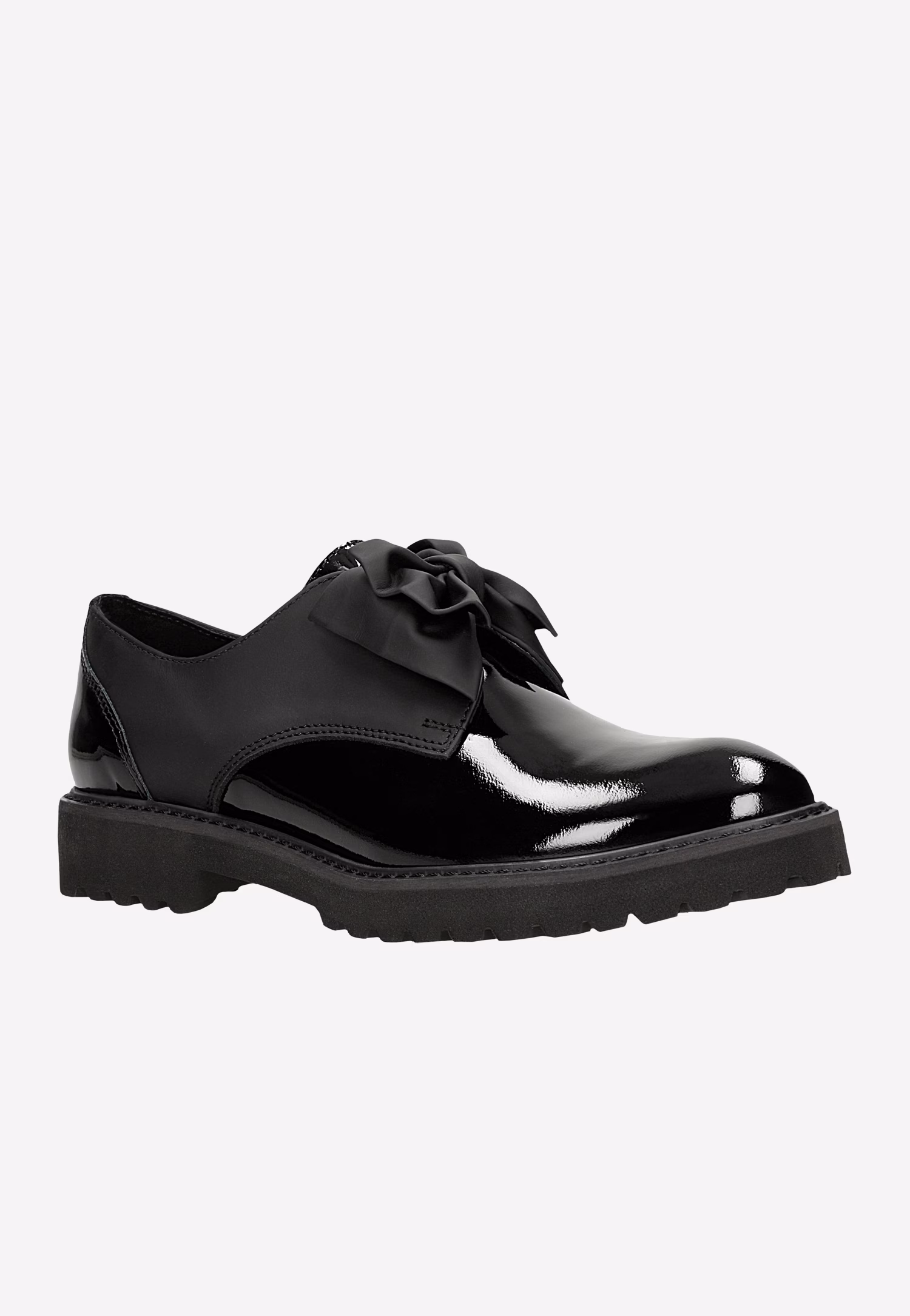 Czarne wsuwane półbuty damskie z lakierowanymi elementami