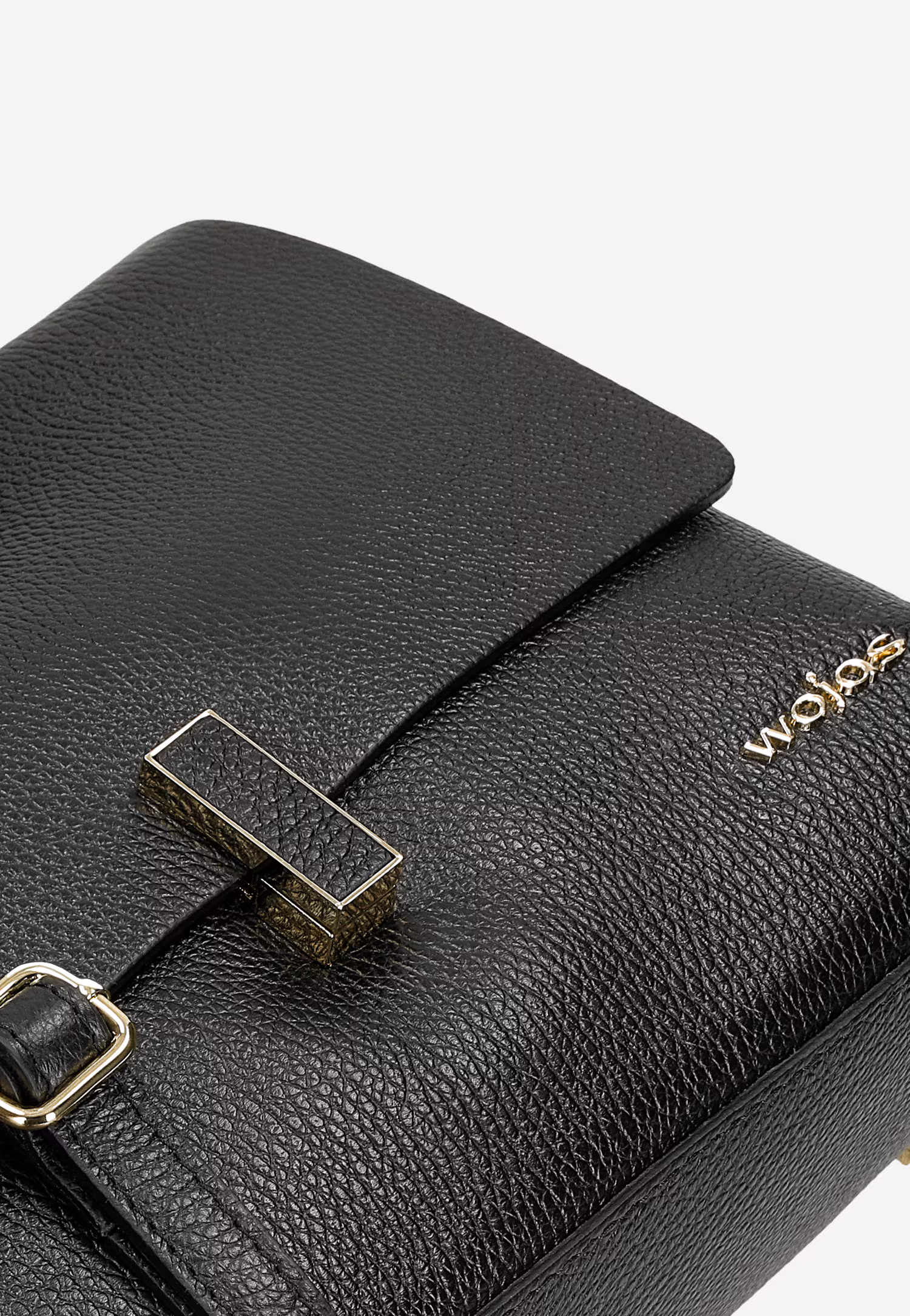 Czarna skórzana torebka kuferek z metalowym zapięciem