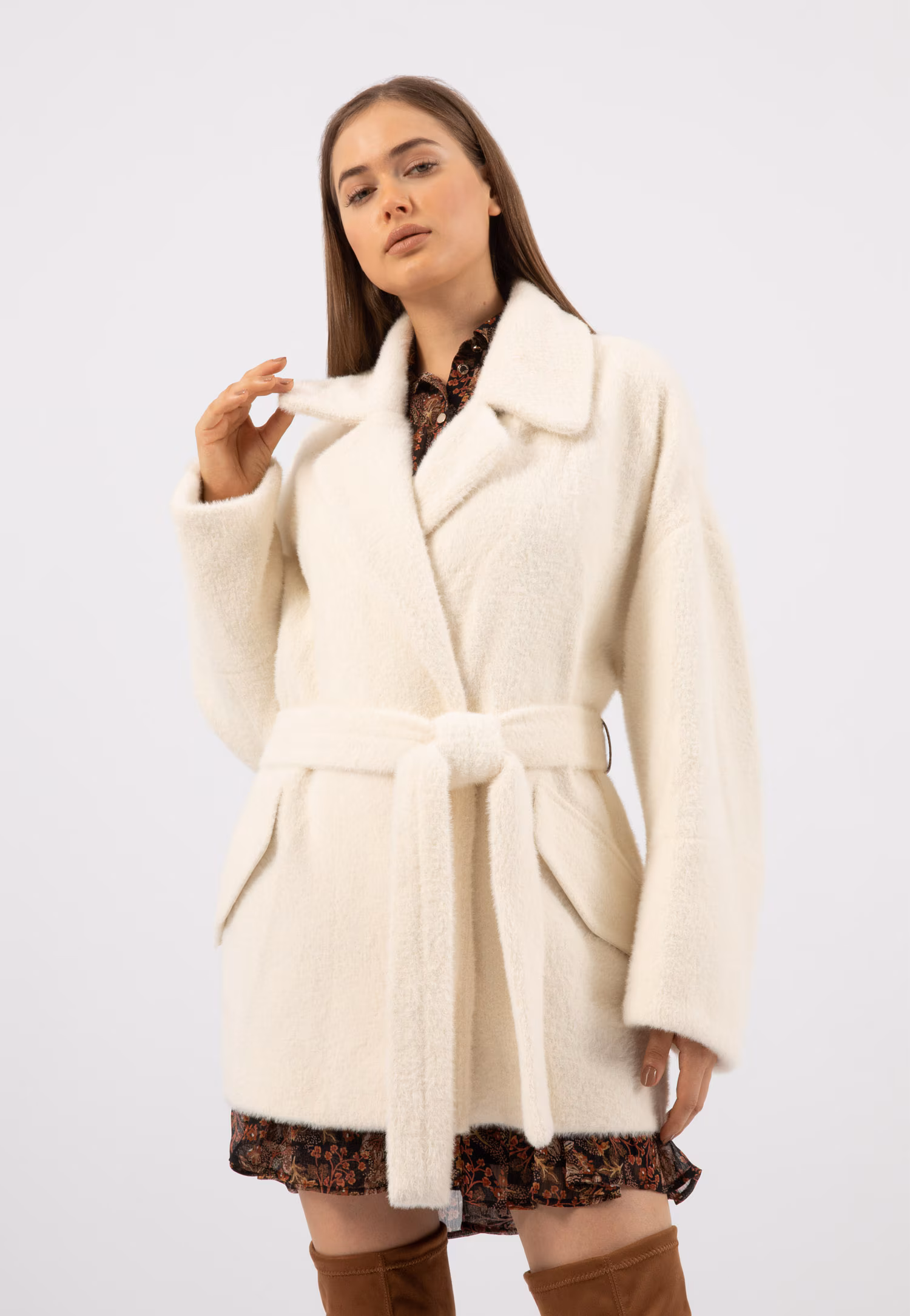 RELAKS krótki puchaty płaszcz damski w kolorze ecru