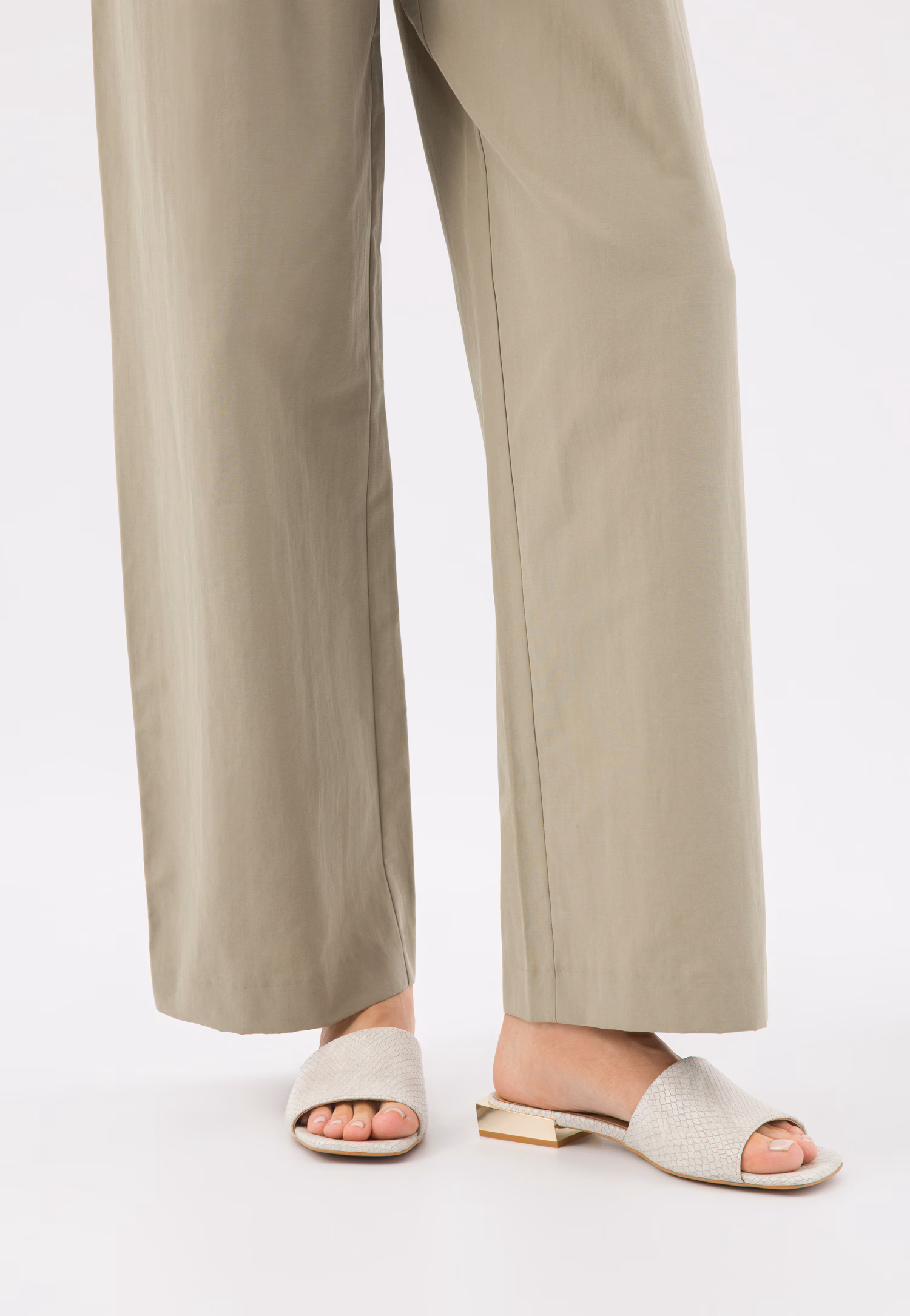 Beżowe klapki z tłoczona skórą i złotym obcasem