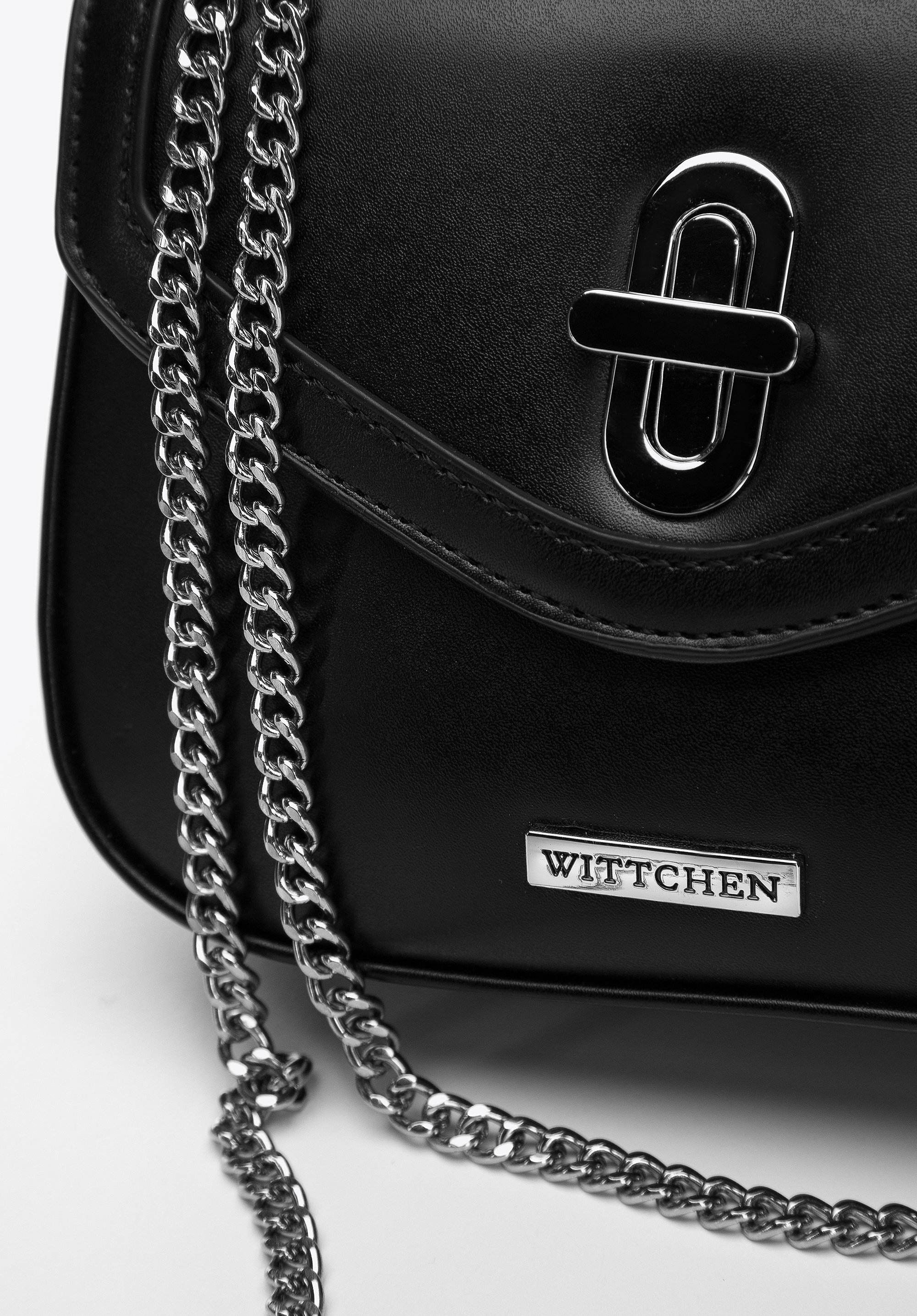 Damska listonoszka z obszytą klapą na łańcuszku mała