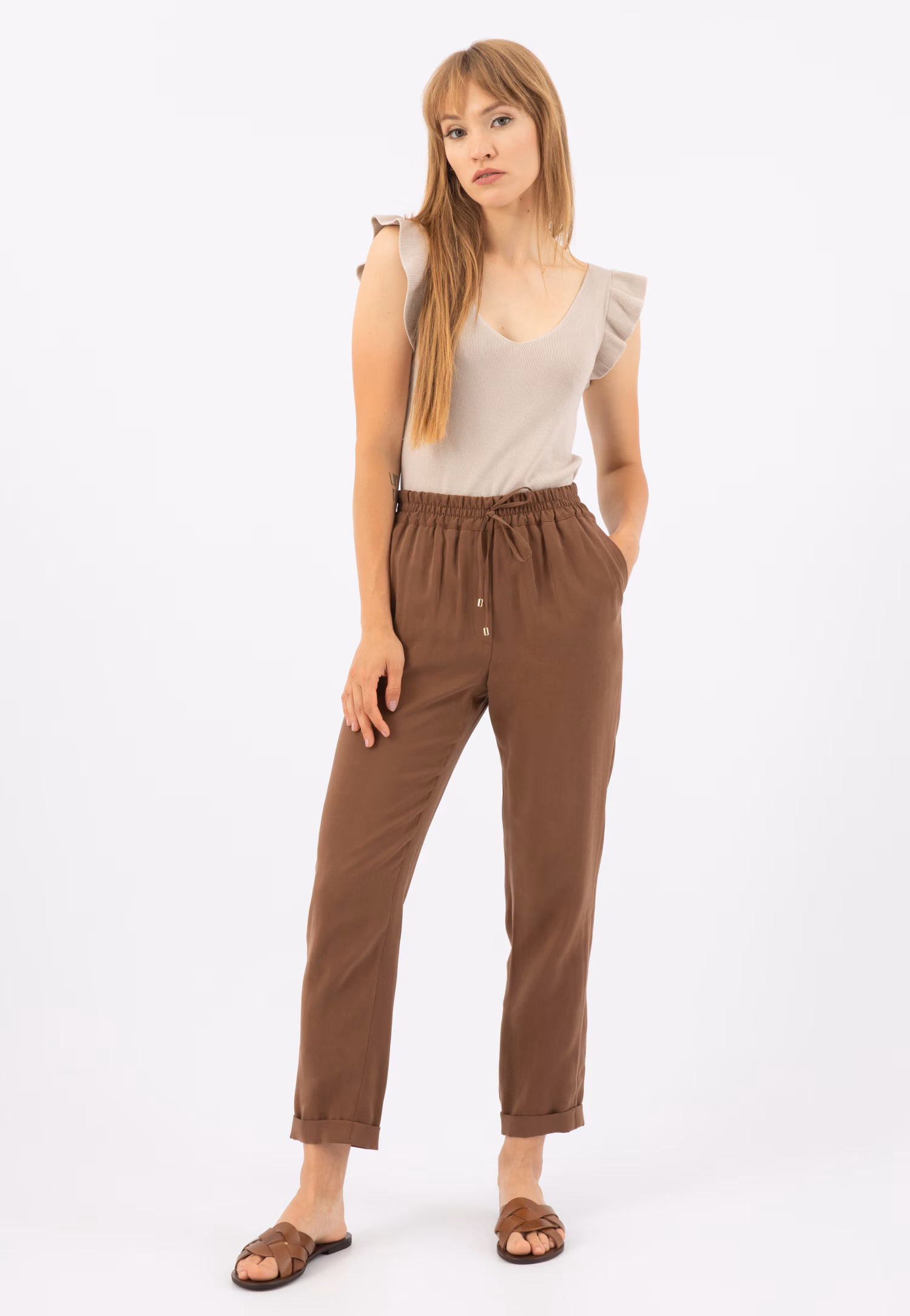 Jasnobrązowe klapki z przeplatanymi paskami