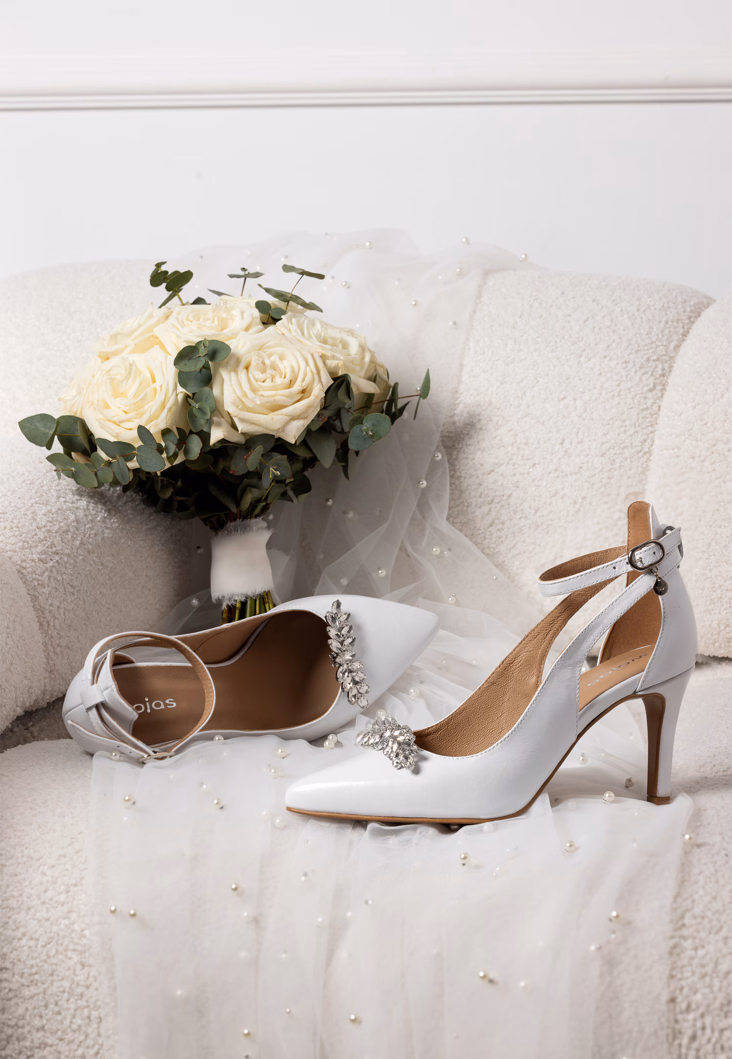 Białe czółenka ze skóry licowej na obcasie