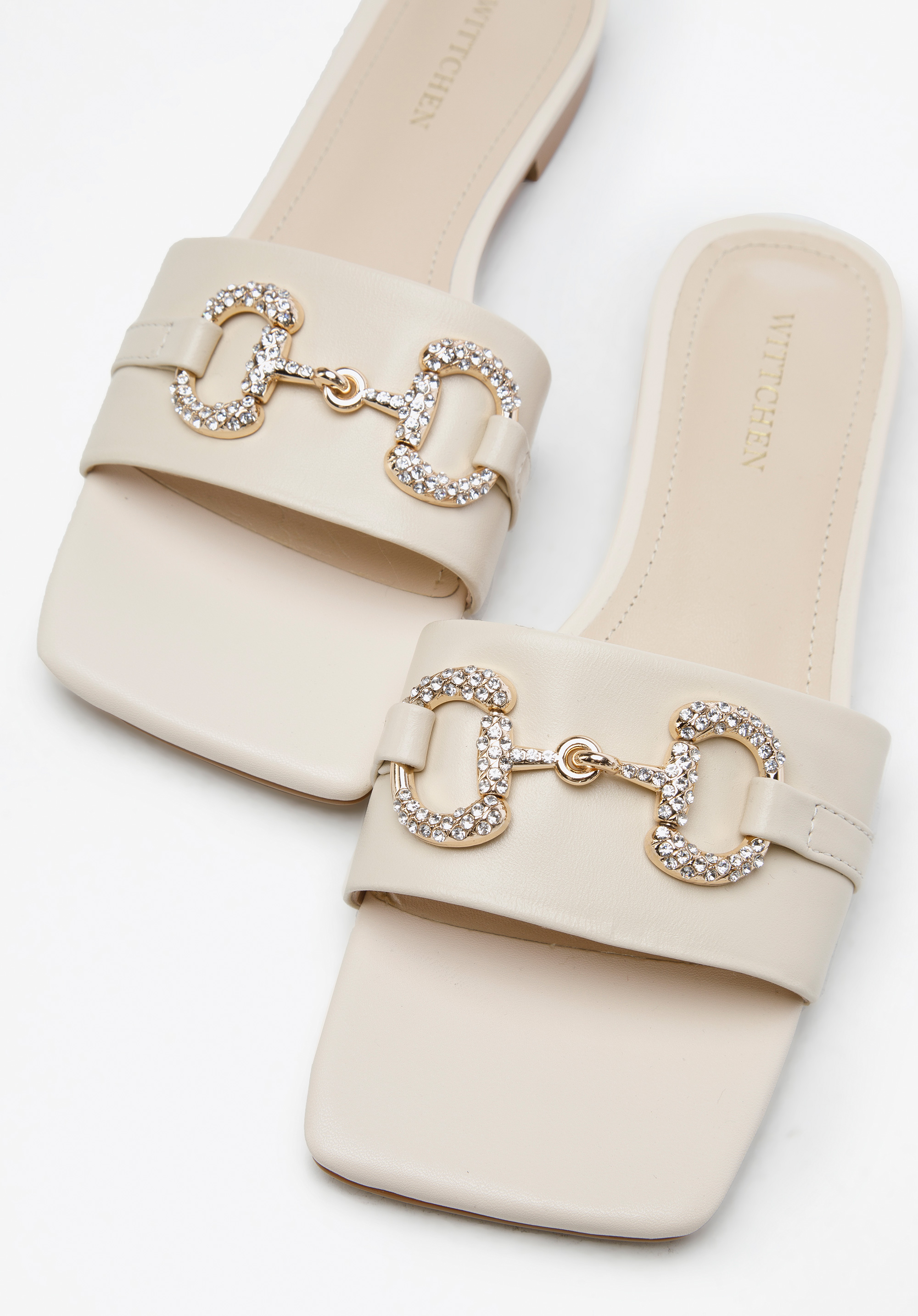 Damskie klapki skórzane z połyskującą klamrą