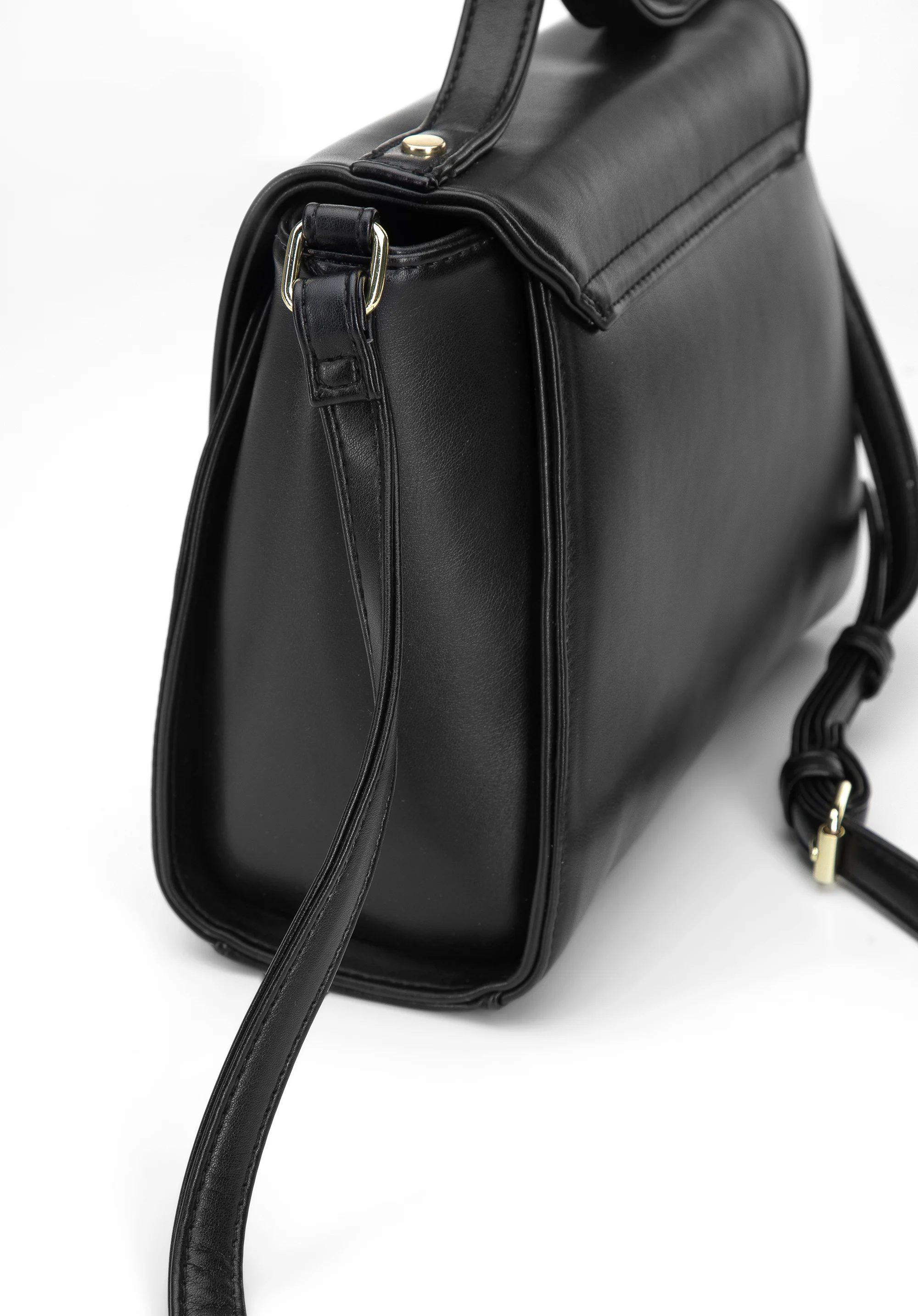 Damska listonoszka z ekoskóry z geometryczną klapą