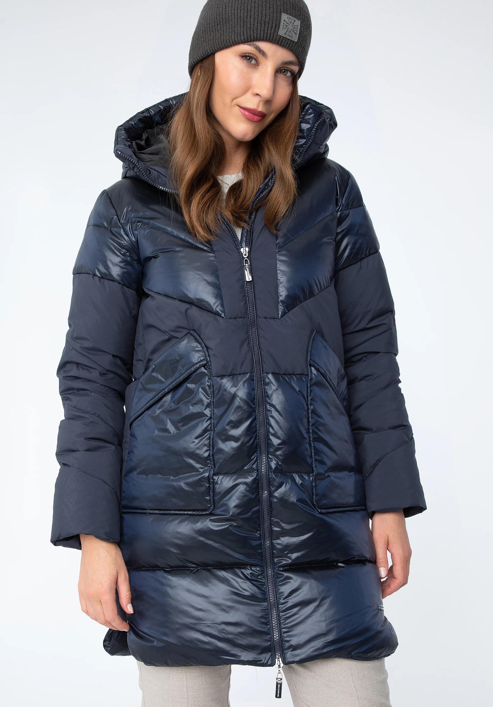 Damski płaszcz puchowy z łączonych materiałów z kapturem