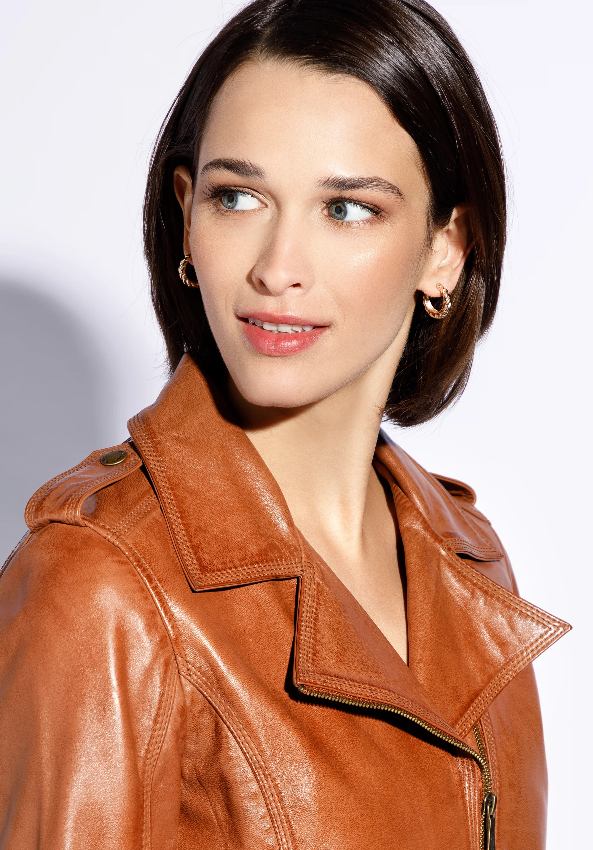 Damska ramoneska ze skóry z pagonami i paskiem