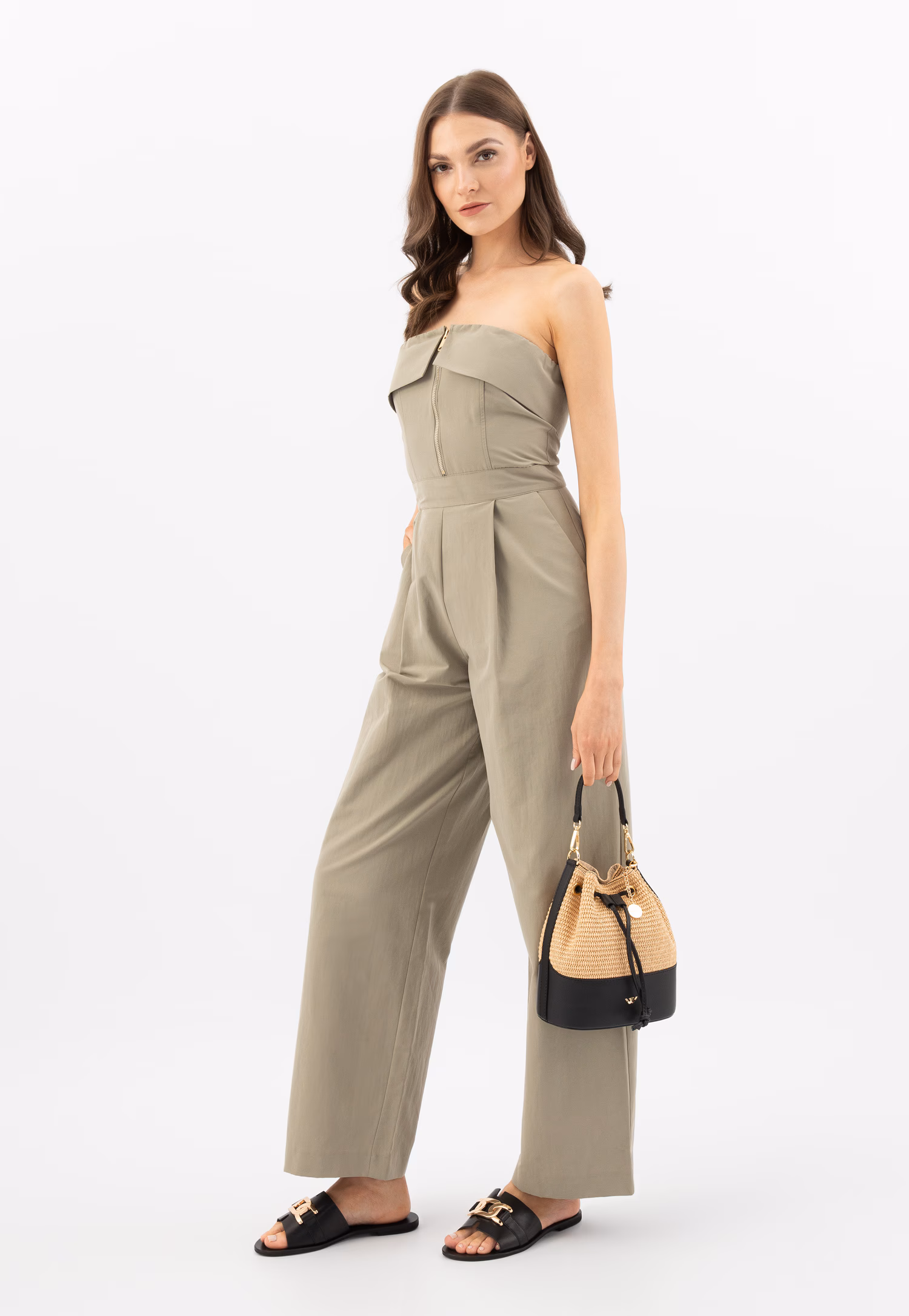 Czarne klapki ze skóry licowej ze złotą ozdobą