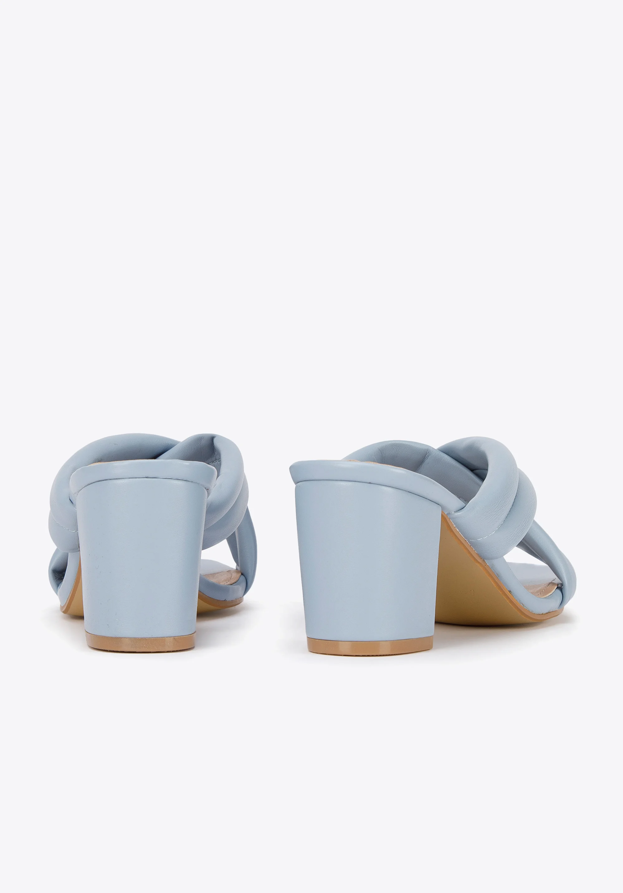 Damskie klapki pikowane z paskami na krzyż