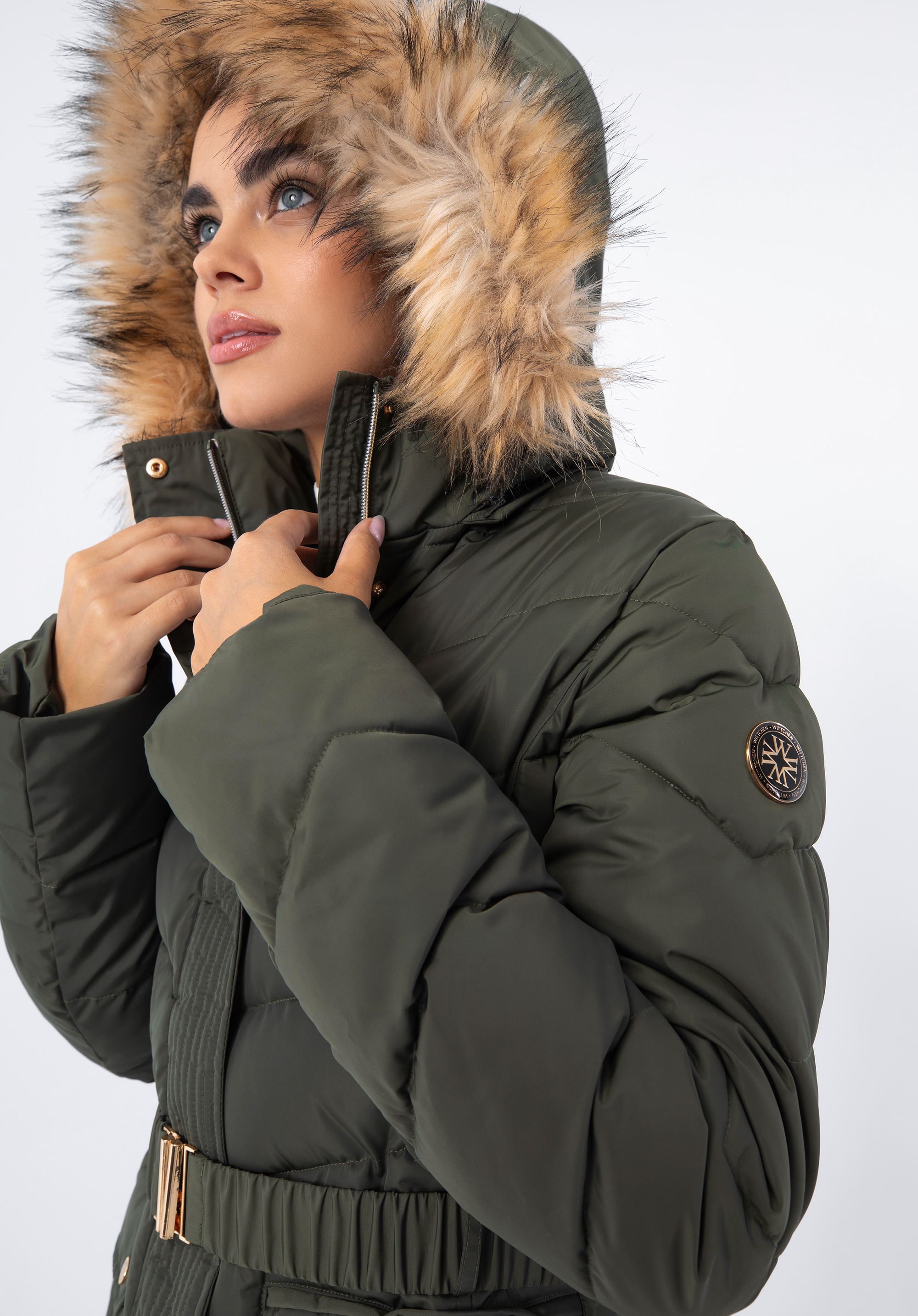 Damski płaszcz pikowany z paskiem