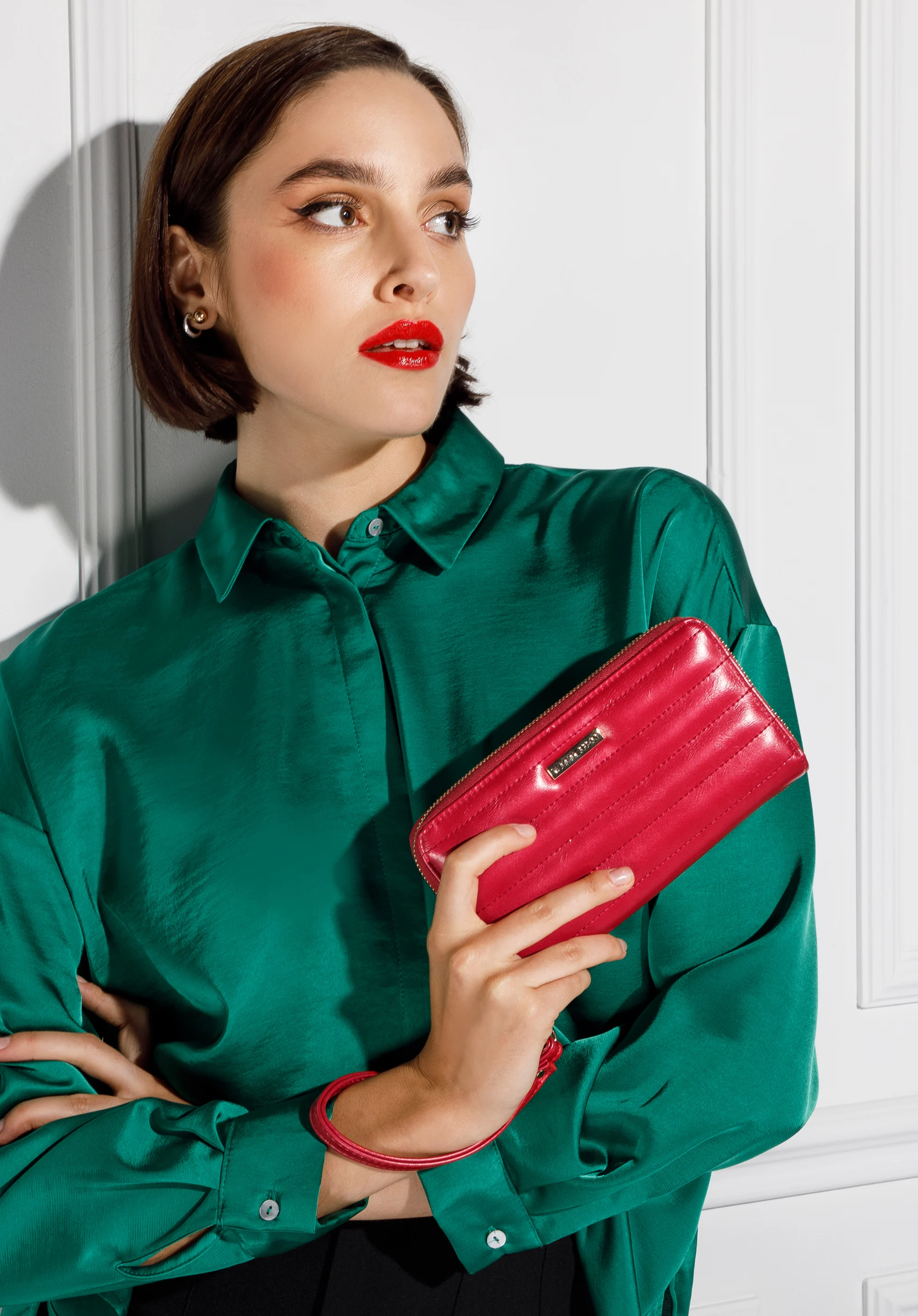 Damski portfel z błyszczącej ekoskóry duży