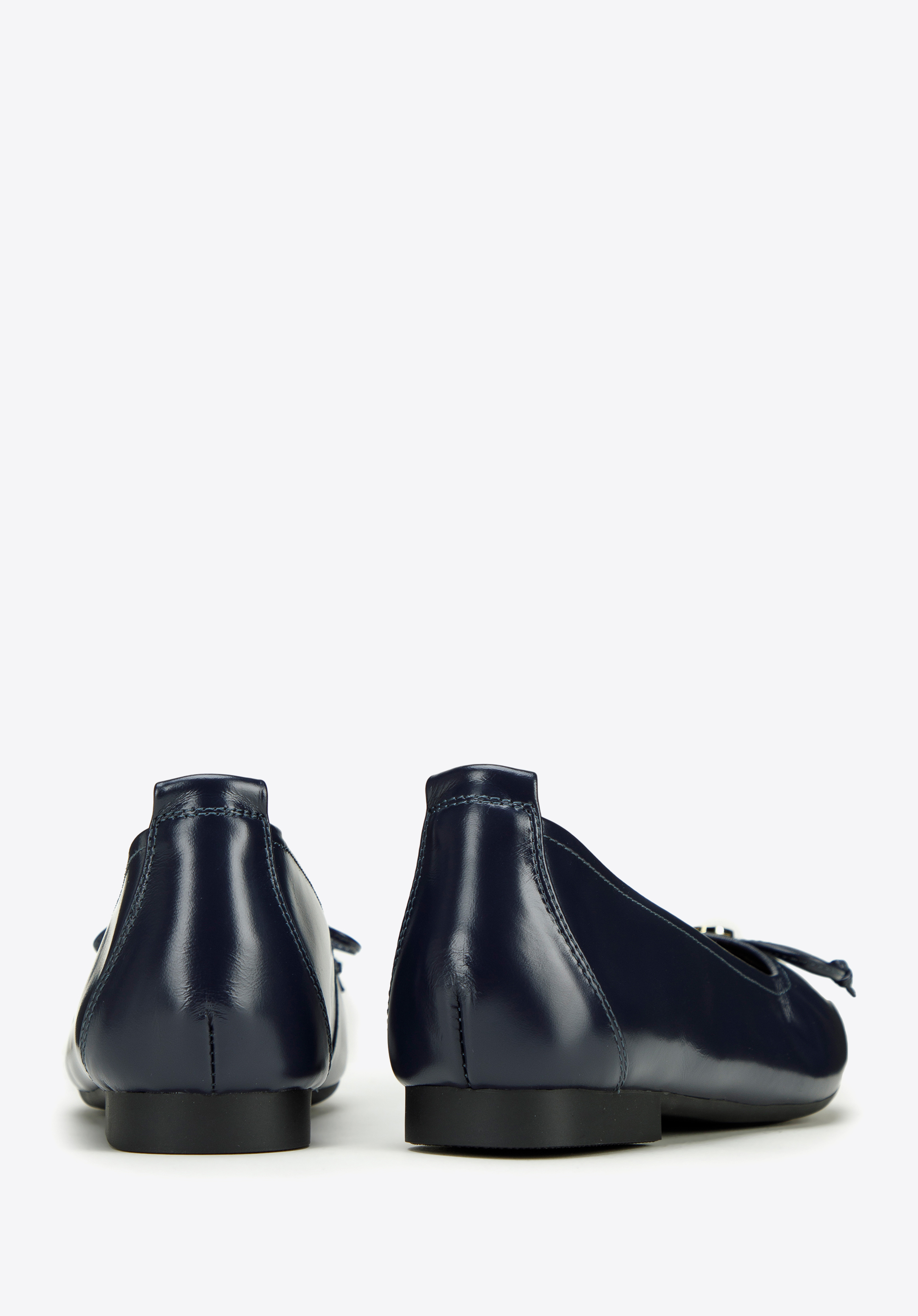 Baleriny z miękkiej skóry z kokardką z monogramem