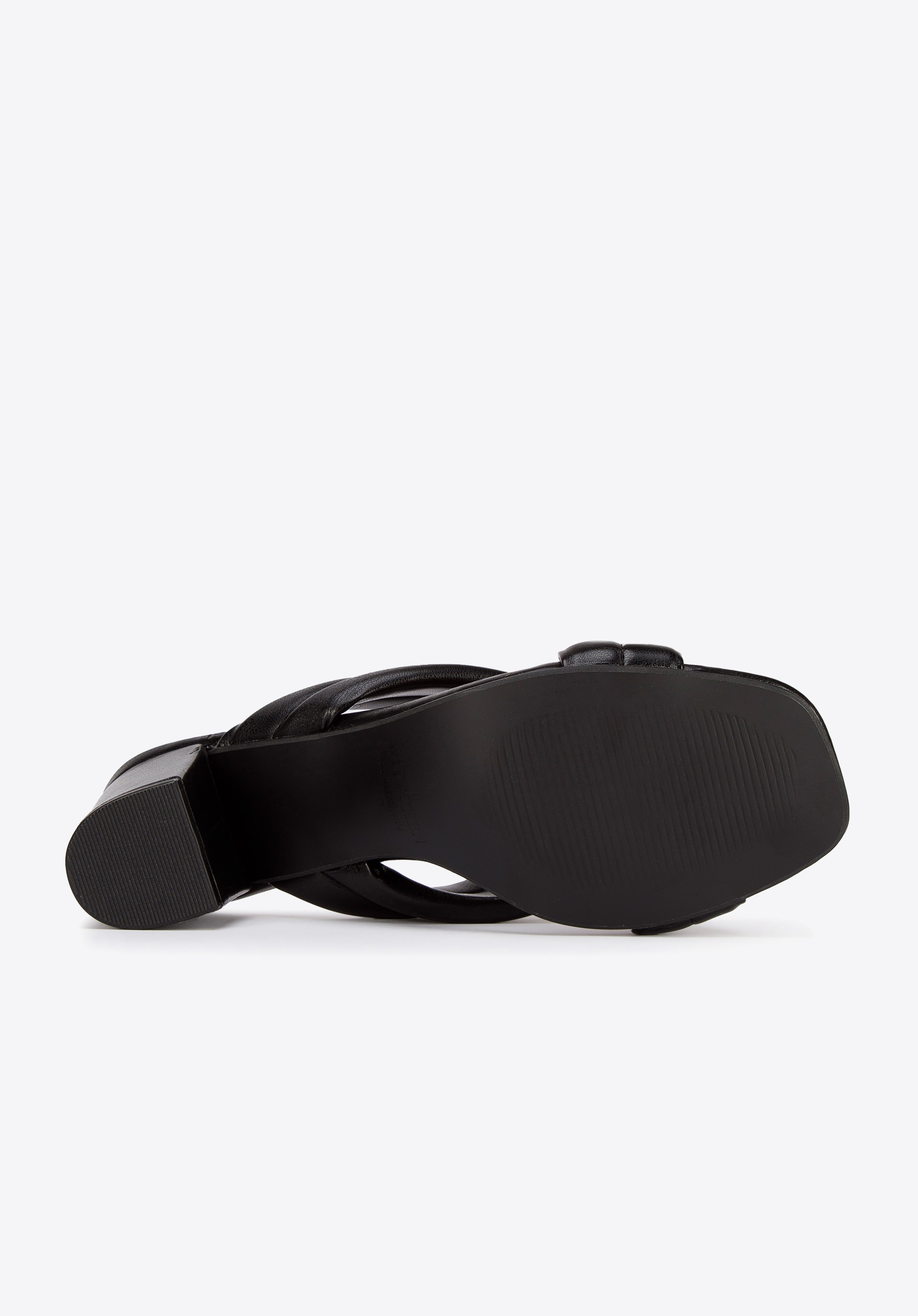 Damskie klapki pikowane z paskami na krzyż