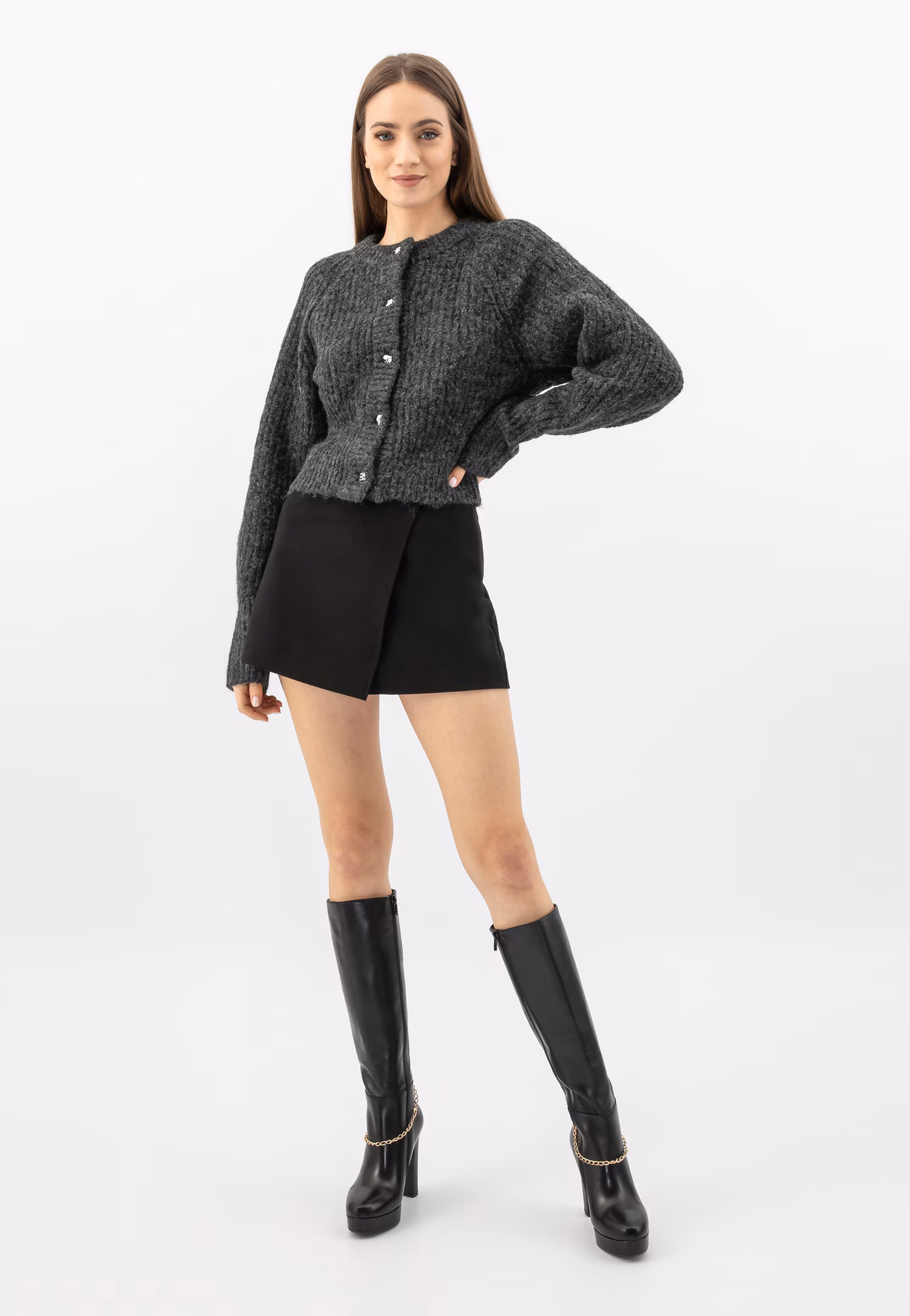 Czarne kozaki damskie na słupku ze złotym łańcuchem