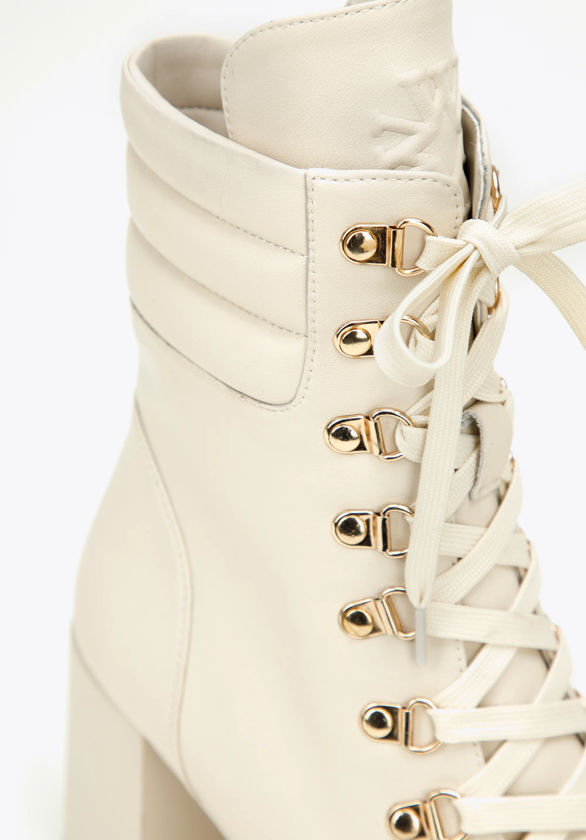 Botki skórzane z pikowaną wstawką na słupku