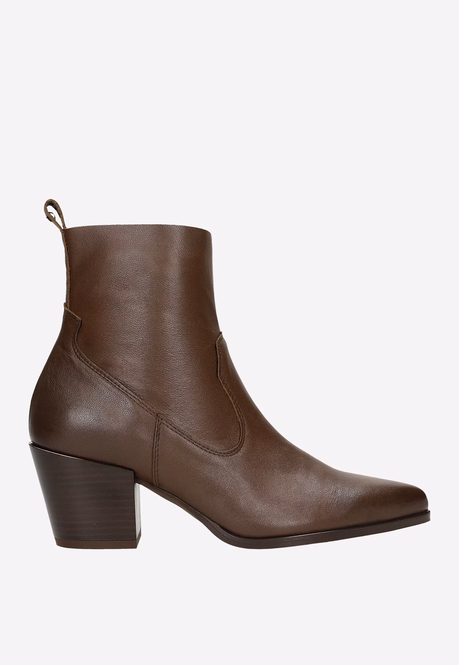 Brązowe kowbojki  na charakterystycznym obcasie