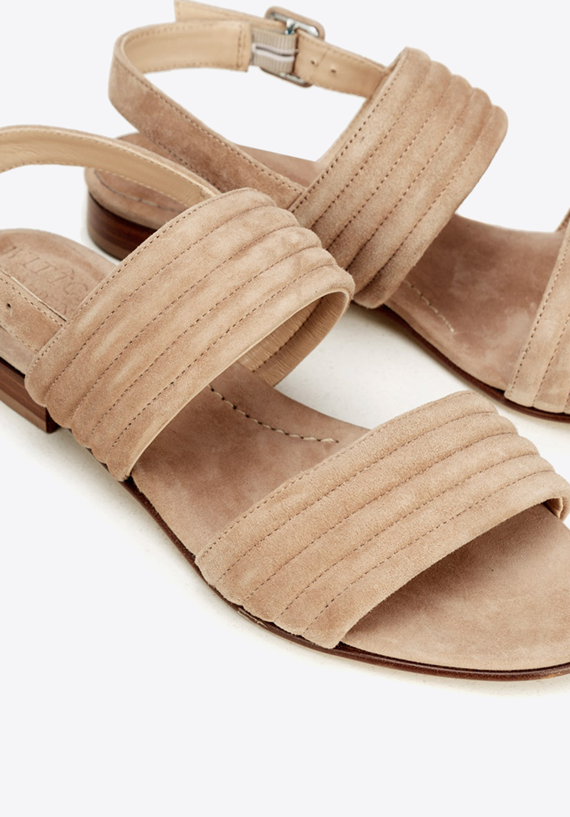 Damskie sandały zamszowe pikowane