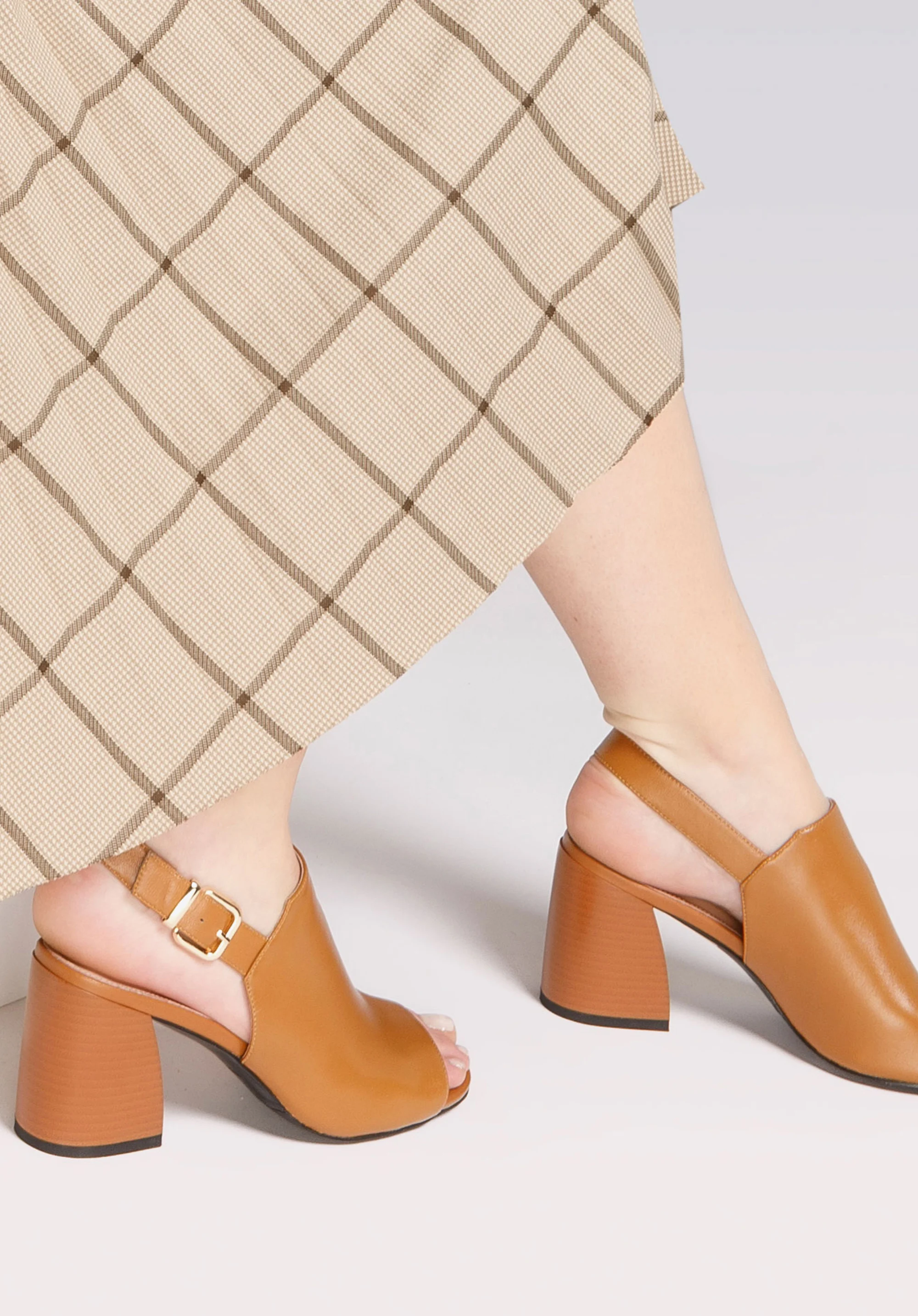 Sandały skórzane zabudowane na słupku