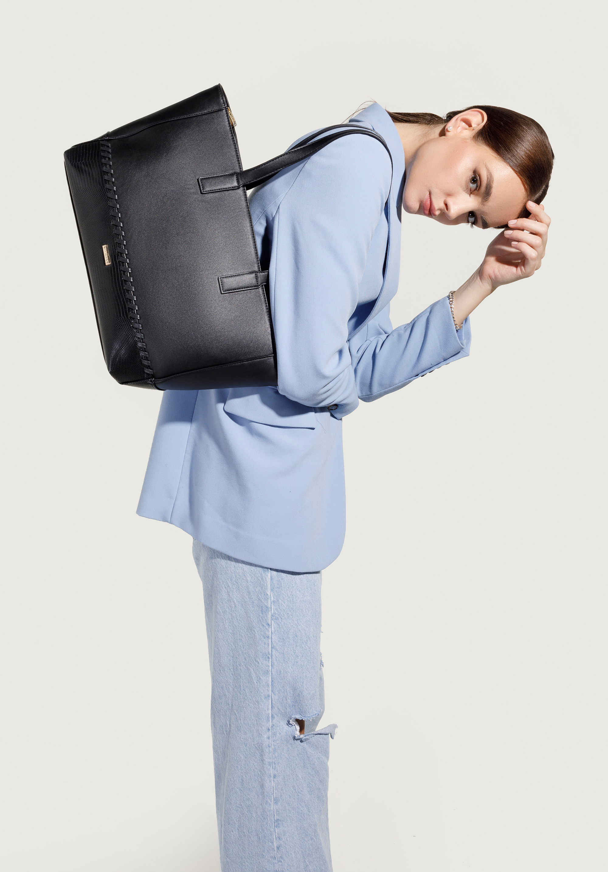 Torebka shopperka z ozdobną wstawką i rzemieniem