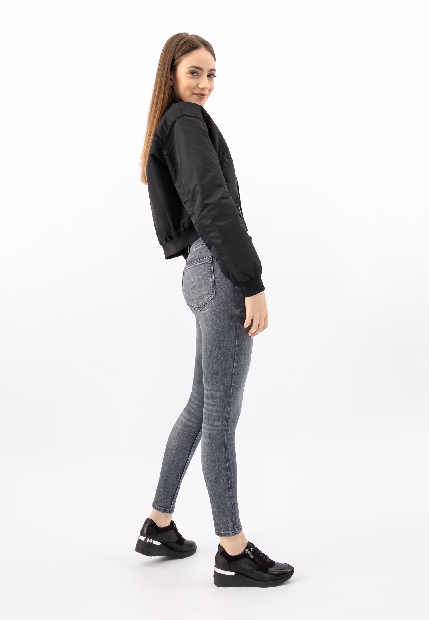 Czarne sneakersy damskie z ozdobnym zamkiem