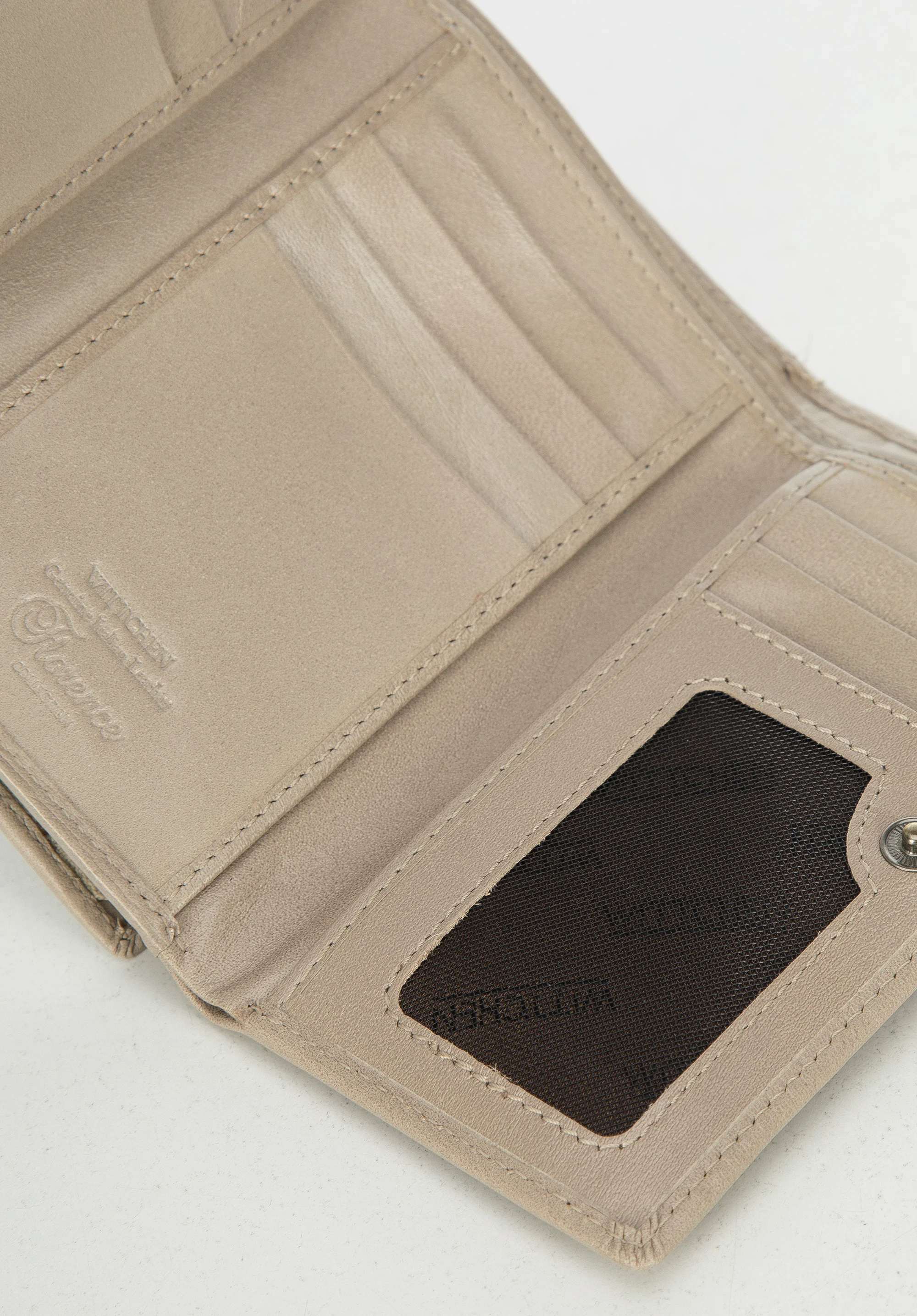 Damski portfel z gładkiej skóry średni