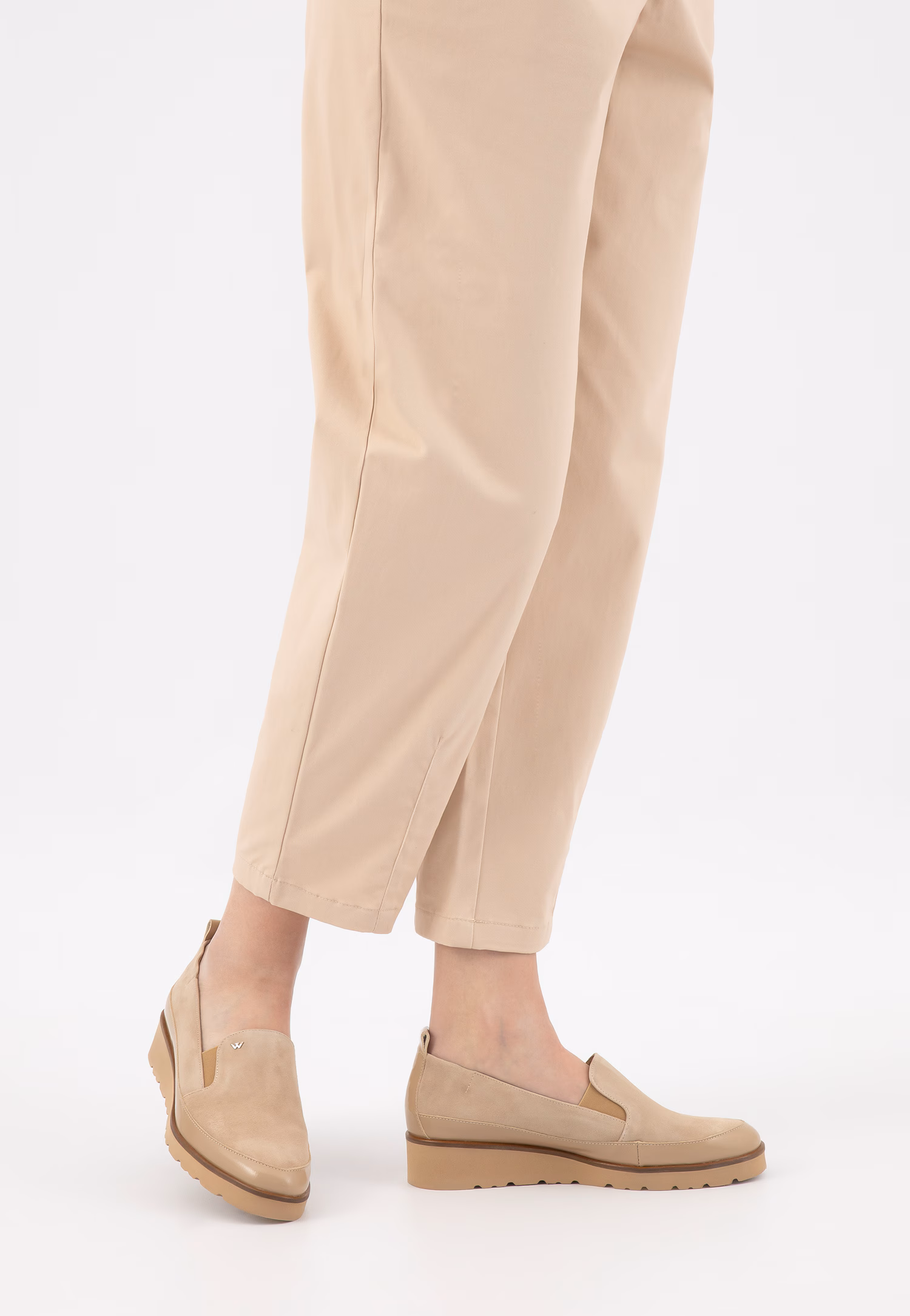 Czarne wsuwane półbuty damskie z łączonych skór