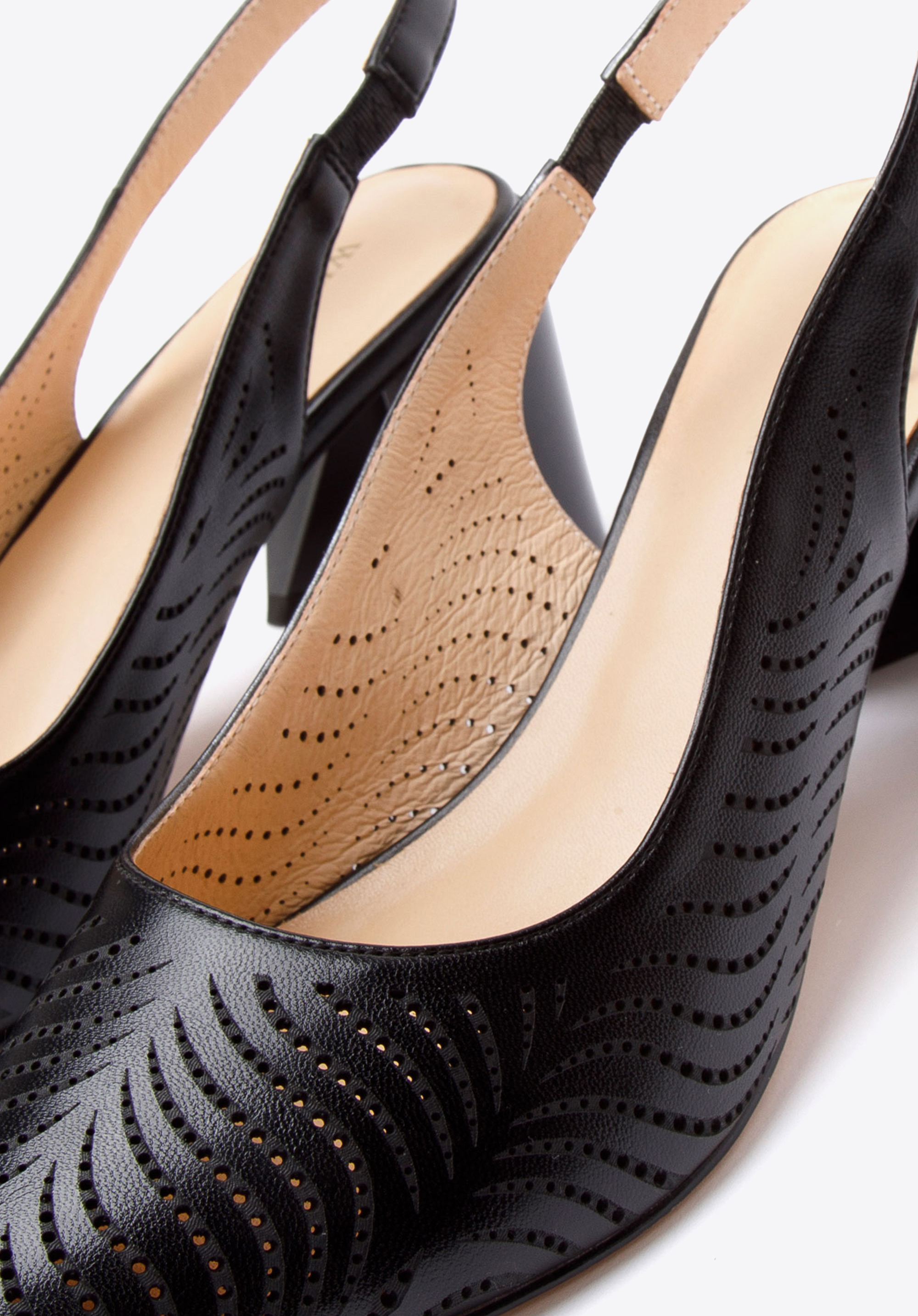 Czółenka z ażurowej skóry na słupku