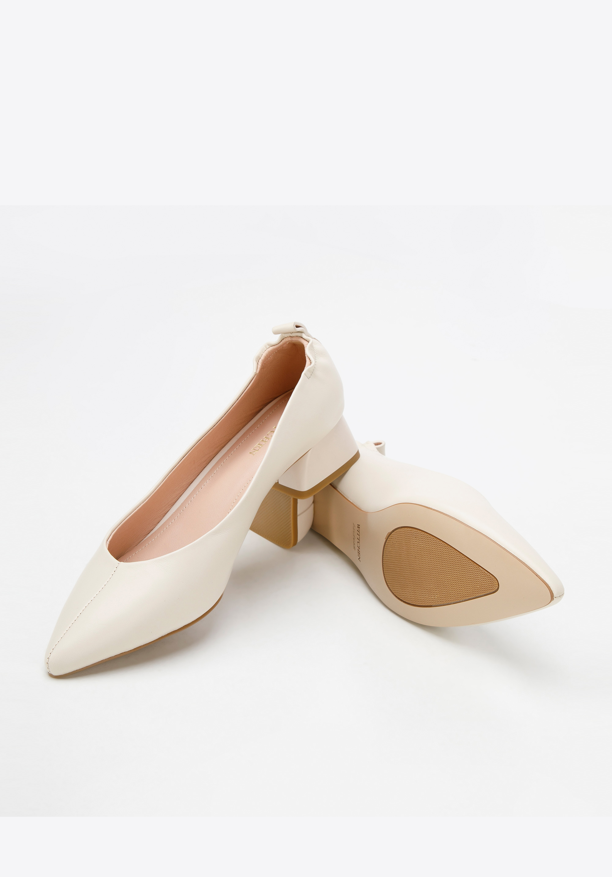 Czółenka skórzane z gumką z tyłu