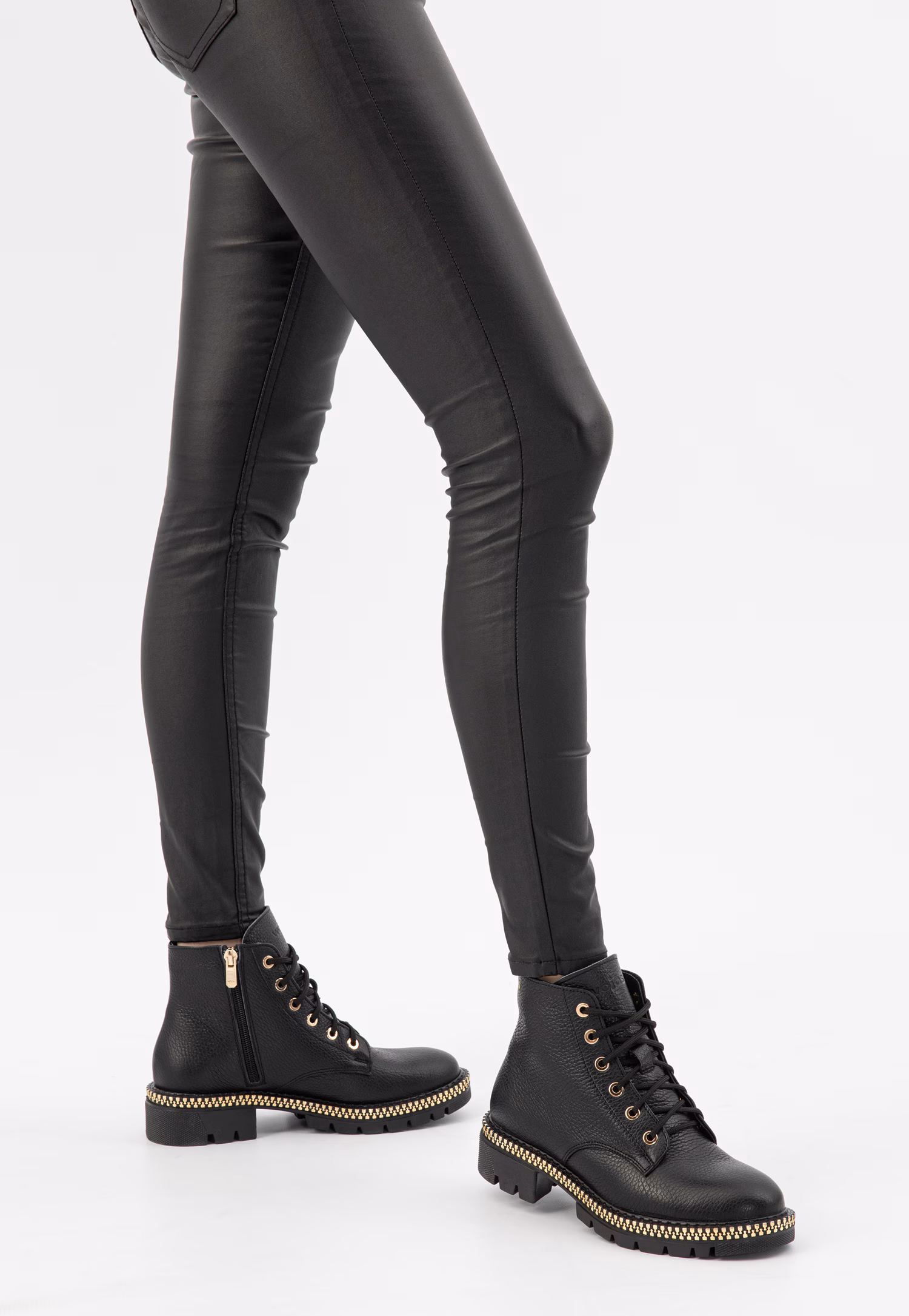 Czarne trzewiki damskie z ozdobnym złotym zamkiem na podeszwie